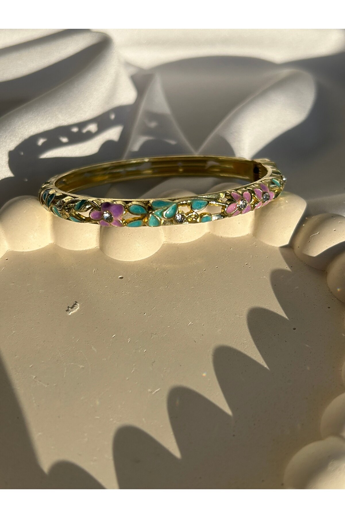 Ateli̇er Emi̇ne Yeşi̇l Mi̇neli̇ Çi̇çek Detay Kelepçe Bi̇lekli̇k