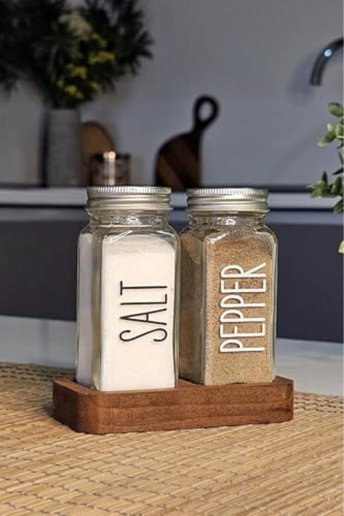 Svngsphereshop Standlı 120 Ml Cam Tuzluk Bi̇berli̇k Seti̇ &ndash; G&uuml;m&uuml;ş Kapaklı, Eti̇ketli̇, Şeffaf Baharatlık,