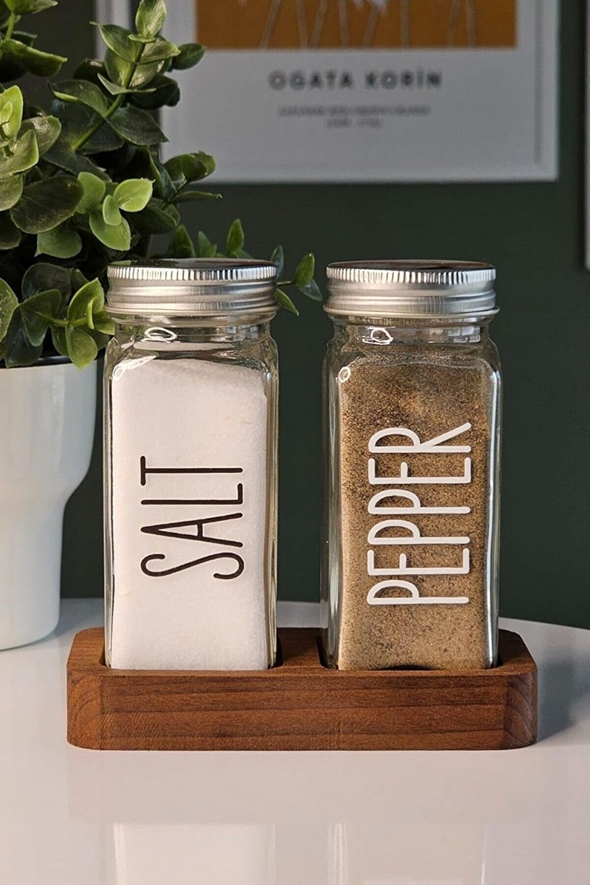 Svngsphereshop Standlı 120 Ml Cam Tuzluk Bi̇berli̇k Seti̇ &ndash; G&uuml;m&uuml;ş Kapaklı, Eti̇ketli̇, Şeffaf Baharatlık,