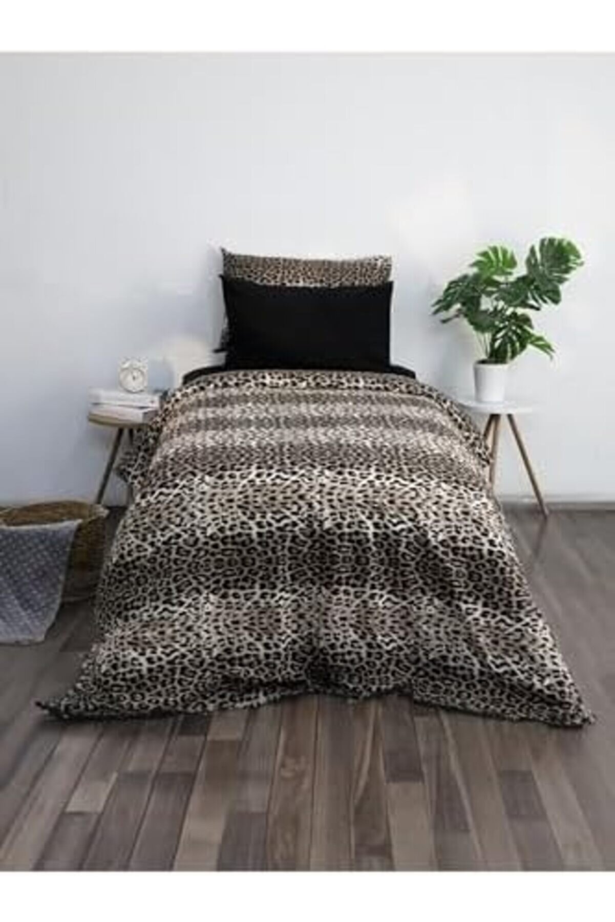 Desenli̇ Çarşaflı Tek Ki̇şi̇li̇k Nevresi̇m Takımı 1014773