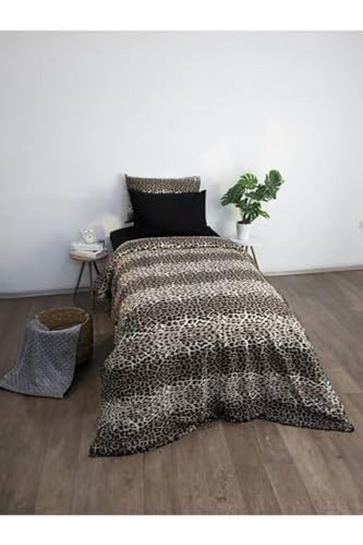 Desenli̇ Çarşaflı Tek Ki̇şi̇li̇k Nevresi̇m Takımı 1014773