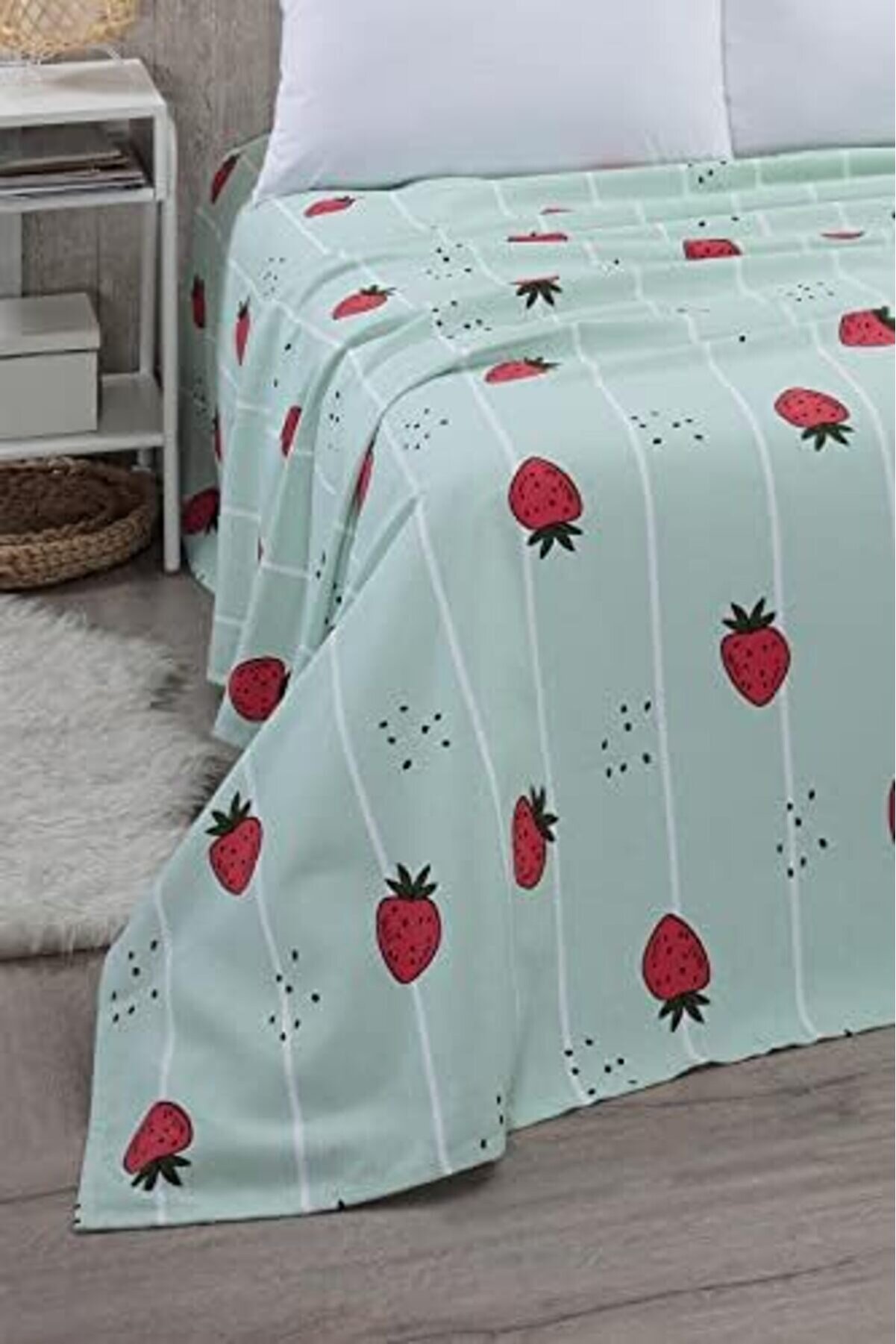 Çi̇lek Desenli̇ Tek Ki̇şi̇li̇k Pi̇ke Yatak Örtüsü 170 X