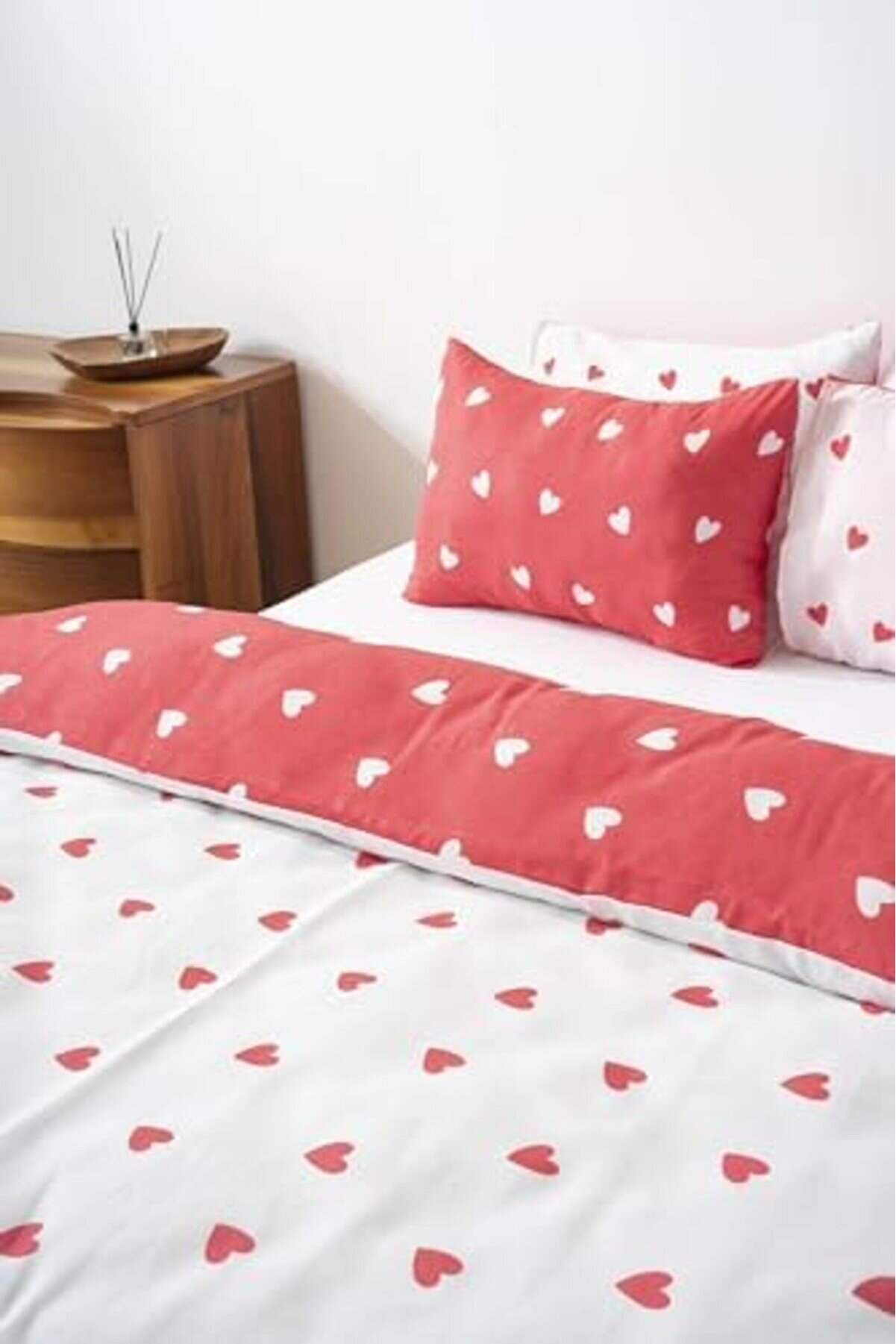 Kırmızı Zemi̇n Kalpli̇ Çi̇ft Ki̇şi̇li̇k Pamuklu Nevresi̇m Takımı 1014773