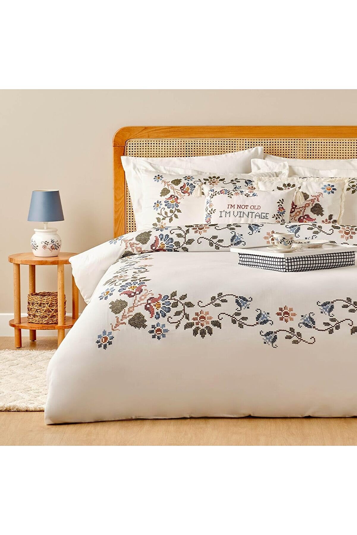 &Ccedil;i̇&ccedil;ek Desenli̇%100 Pamuk Nevresi̇m Seti̇, Beyaz, &Ccedil;i̇ft Ki̇şi̇li̇k (Nevresi̇m 200X220 Cm / 2 Adet Yastık Kıl