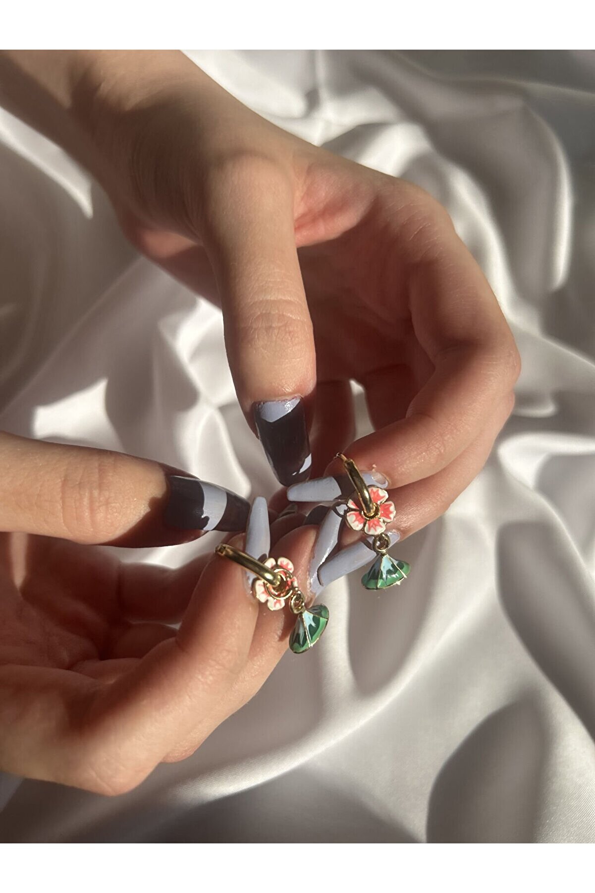 Ateli̇er Emi̇ne Yeşi̇l Çi̇çek Charmlı Küpe