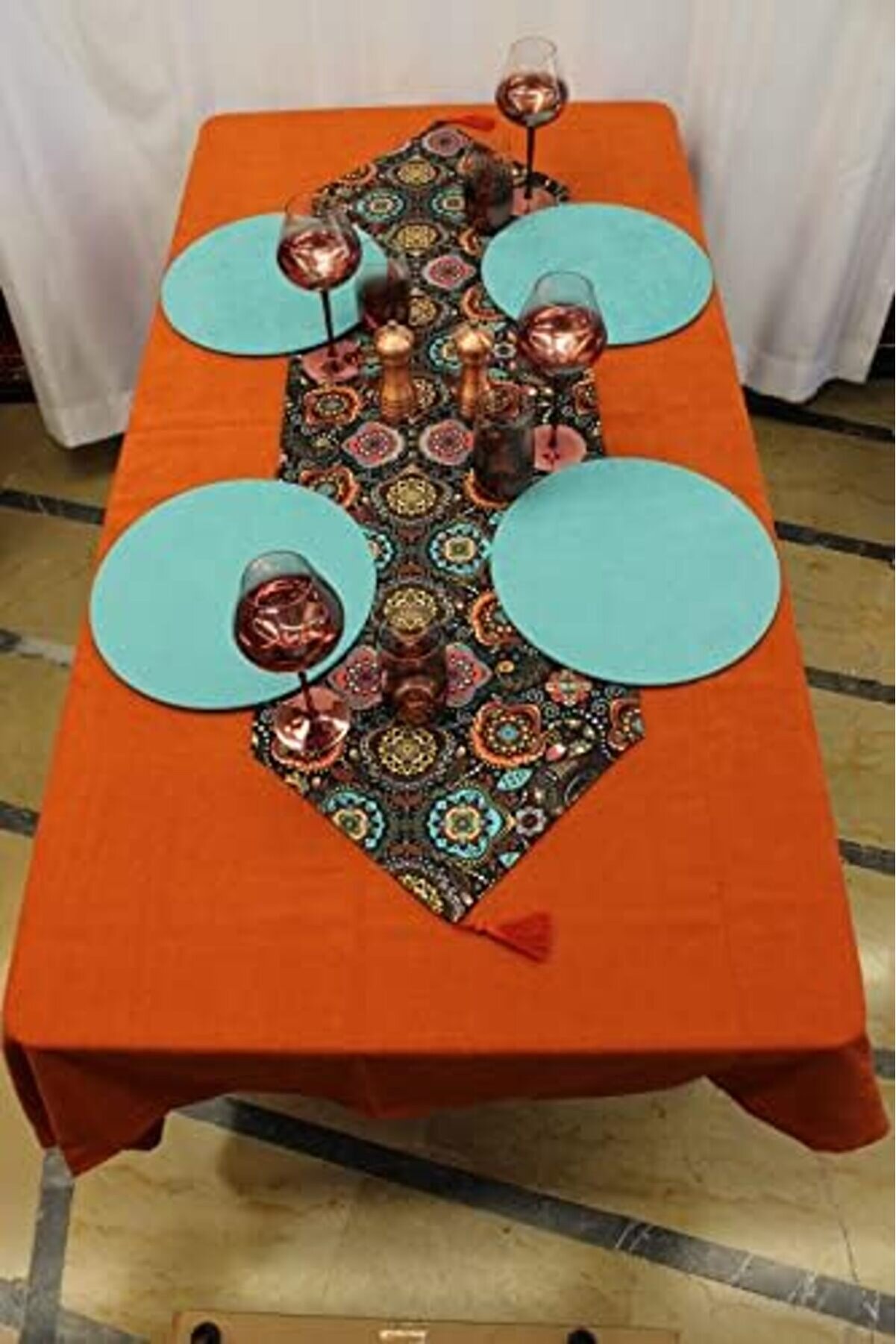 Renk Karışık Moti̇f Desenli̇ Si̇yah Arka Plan Baskılı Runner Servi̇s 40X150 Cm 1014773