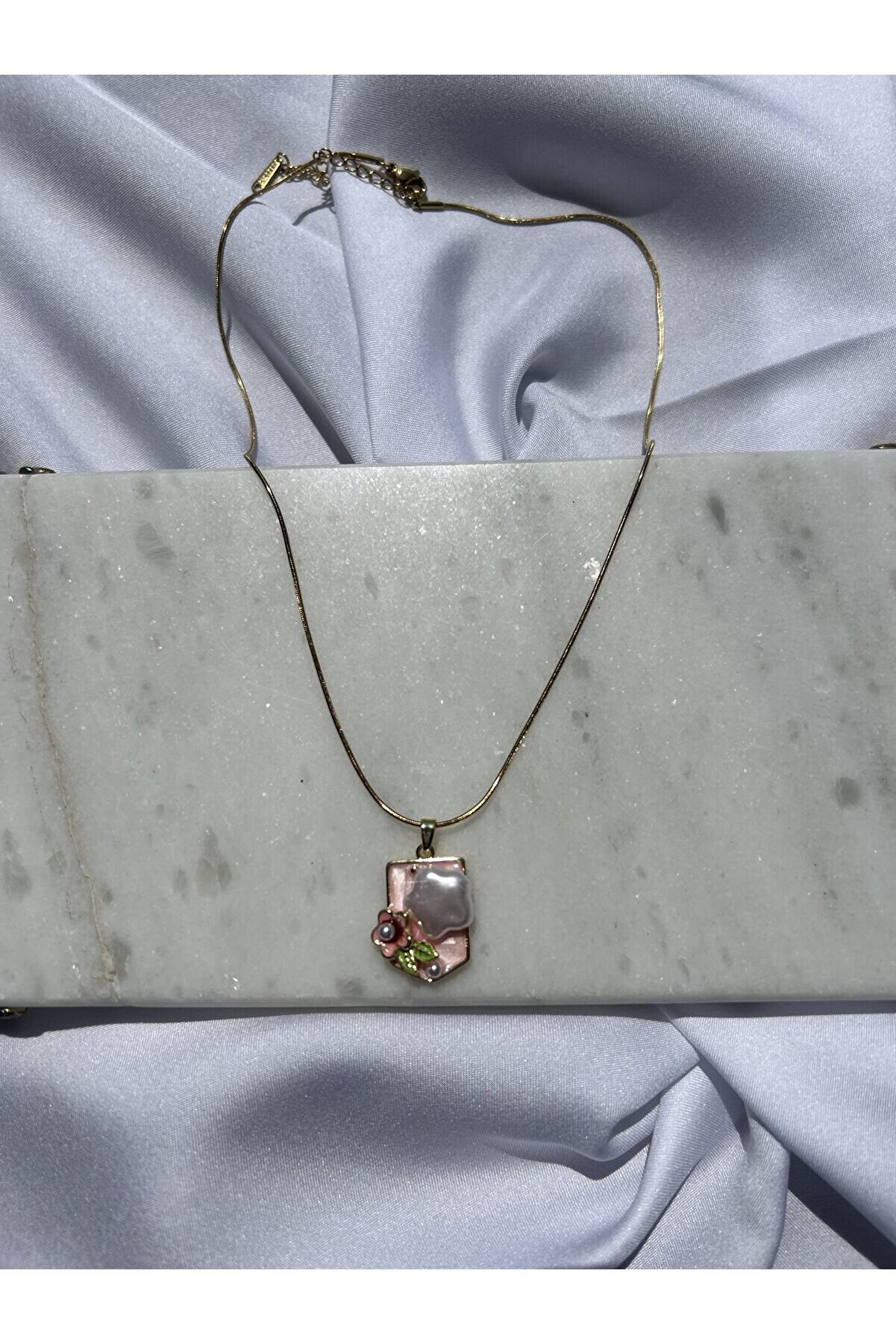 Ateli̇er Emi̇ne Pembe Detaylı Gold Sanat Kolye