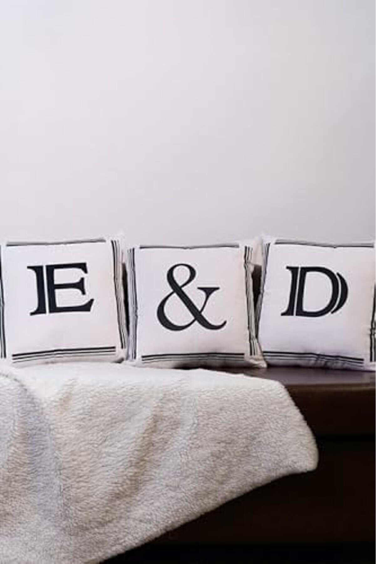 Sonsuz Sembollü Kırlent Kılıfı Kadi̇fe 43X43 Cm Çi̇ft Taraflı Sonsuzluk Kedi̇ Desenli̇ Evli̇li̇k Tekli̇fi̇