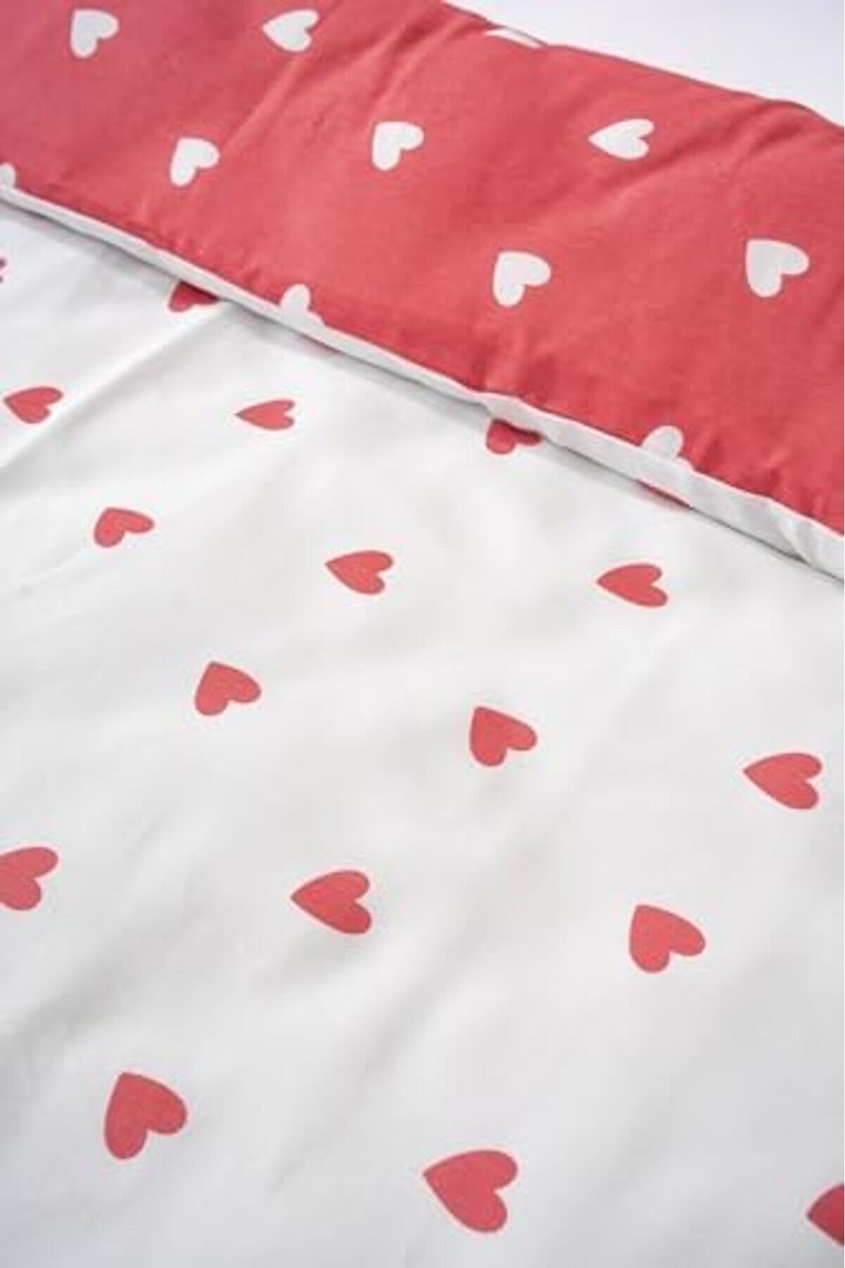 Kırmızı Zemi̇n Kalpli̇ Çi̇ft Ki̇şi̇li̇k Pamuklu Nevresi̇m Takımı 1014773