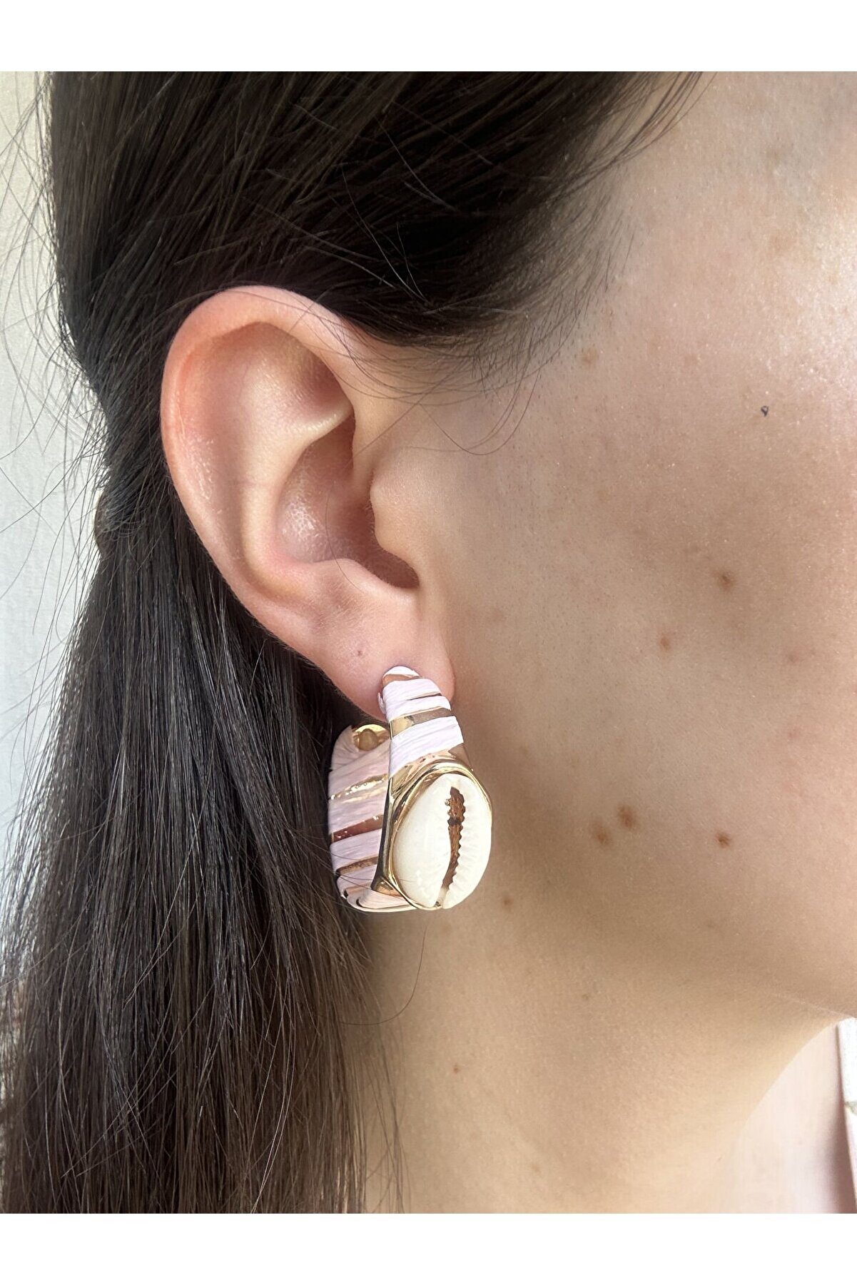 Ateli̇er Emi̇ne Deni̇z Kabuklu Li̇la Tasarım Küpe