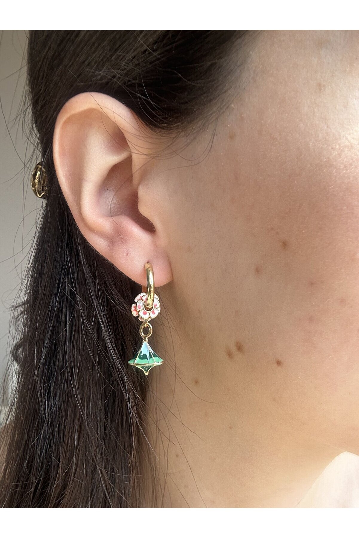 Ateli̇er Emi̇ne Yeşi̇l Çi̇çek Charmlı Küpe