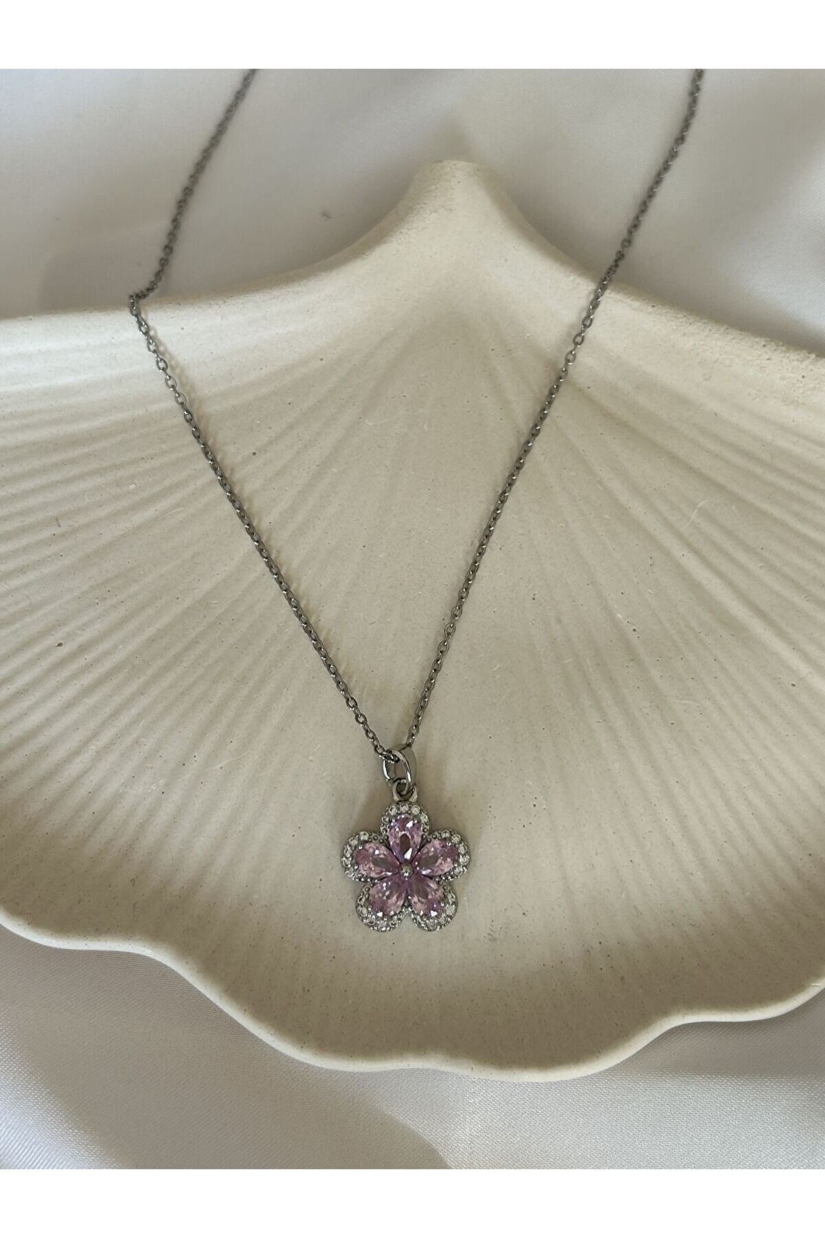 Ateli̇er Emi̇ne Pembe Çi̇çek Kolye