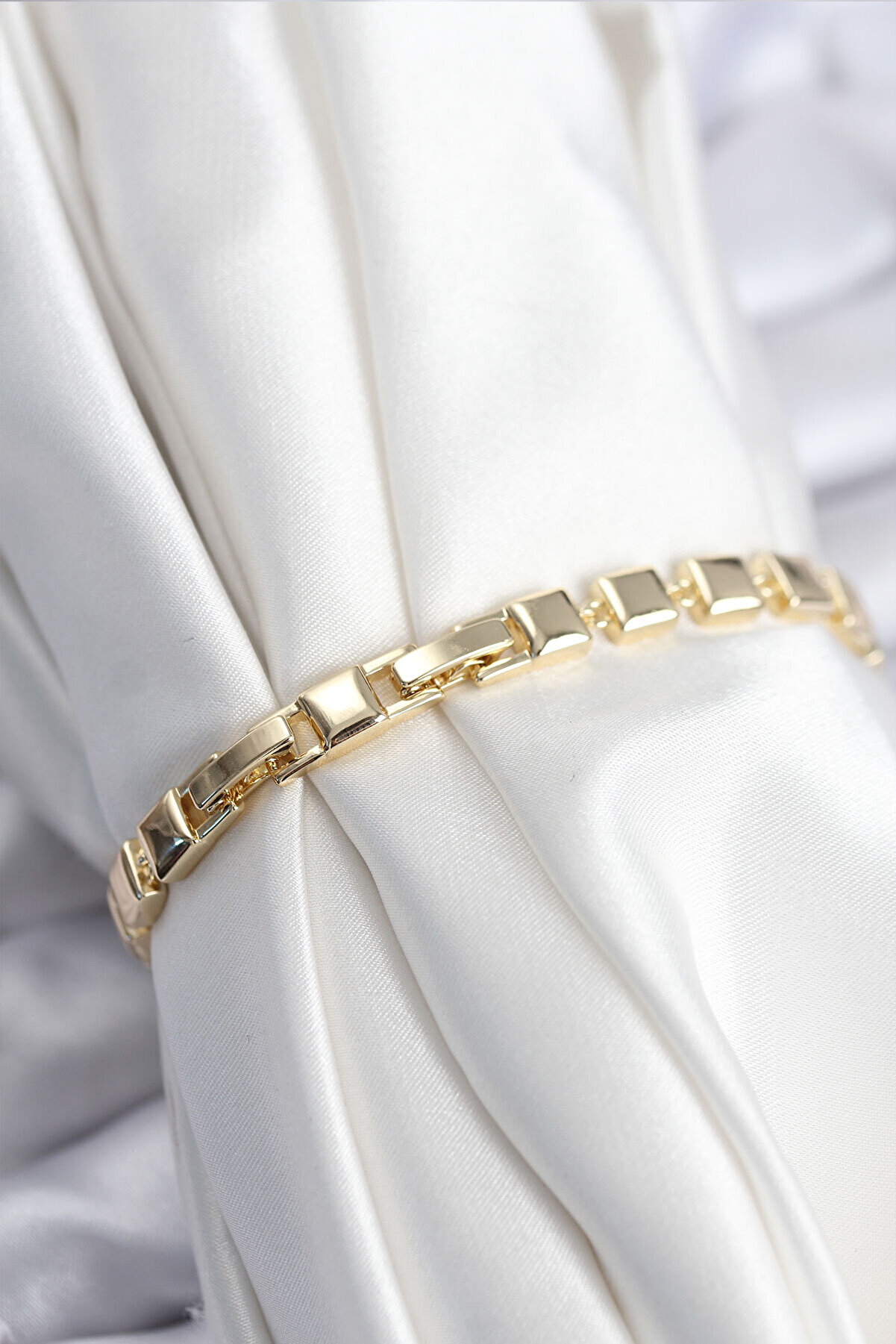 Pi̇ri̇nç Vi̇p Seri̇ Gold Renk Zi̇rkon Taşlı Model Kadın Bi̇lekli̇k