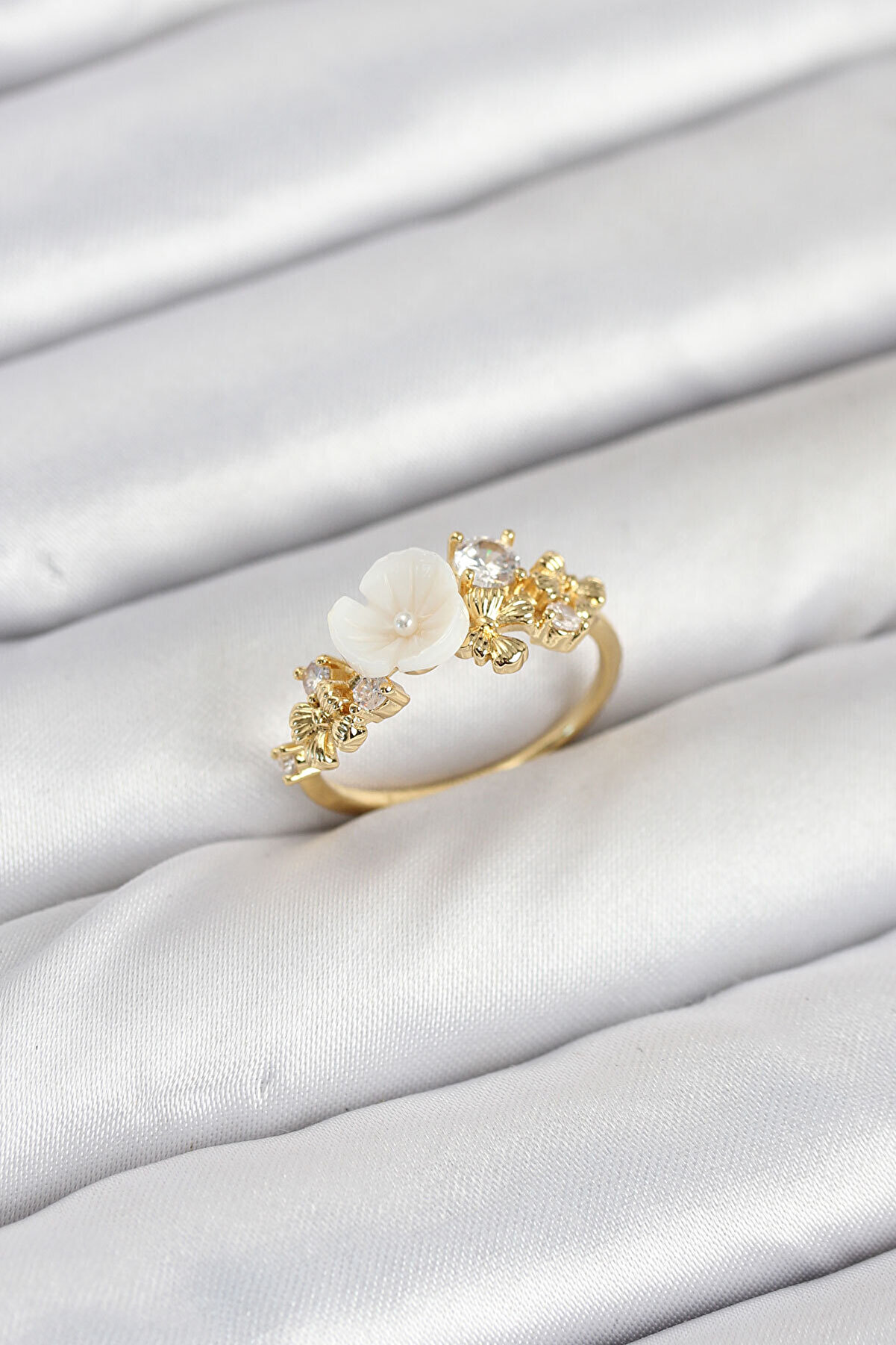 Toptan Bulurum Pirinç Gold Renk Çiçek Model Zirkon Taşlı Kadın Yüzük