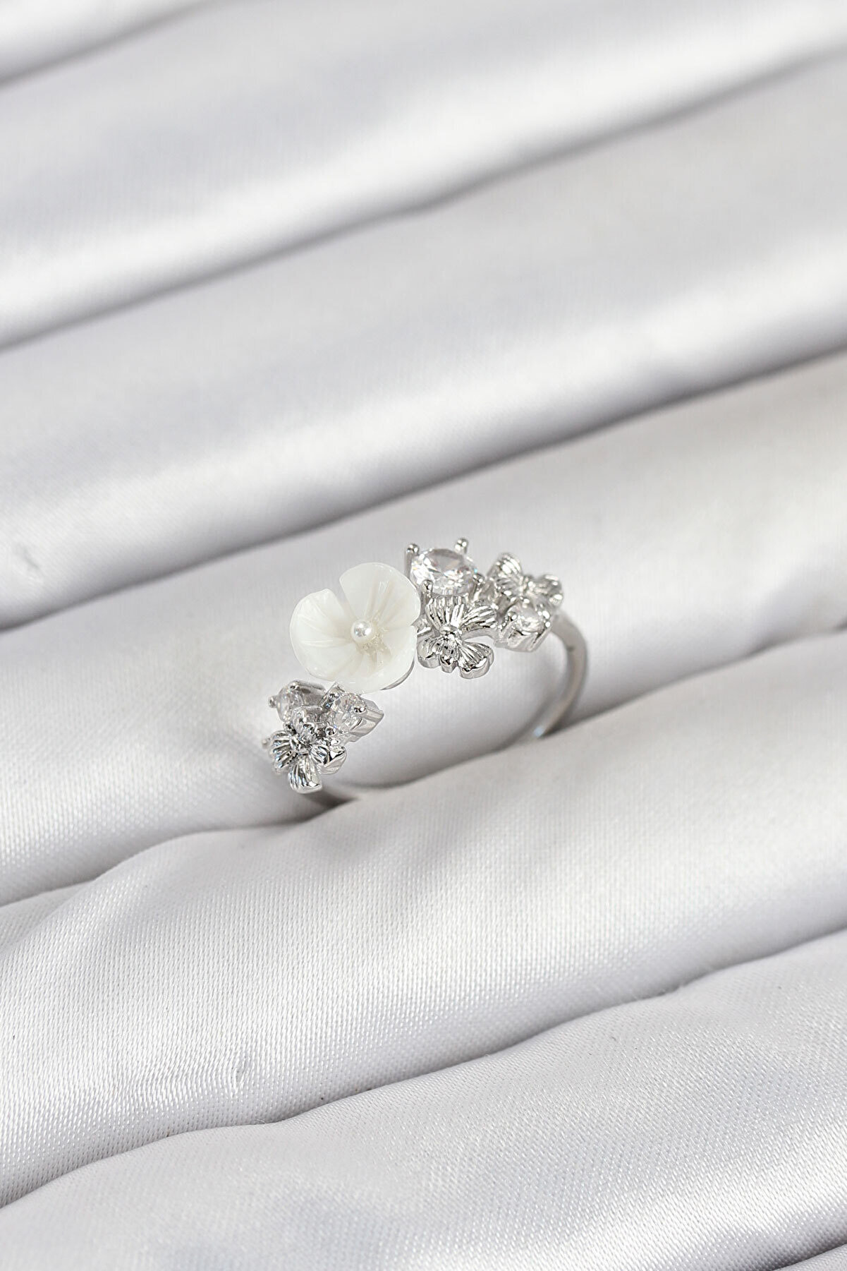 Toptan Bulurum Pirinç Gümüş Renk Çiçek Model Zirkon Taşlı Kadın Yüzük