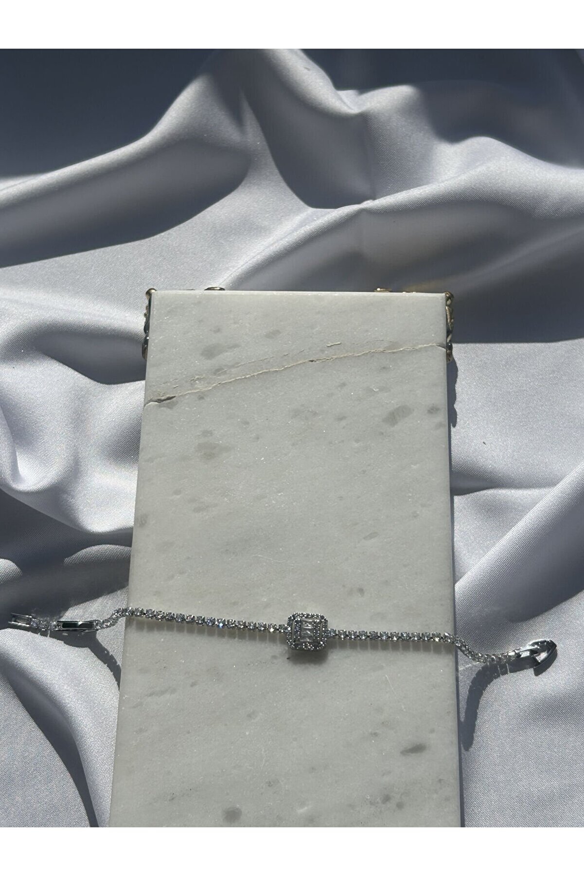 Ateli̇er Emi̇ne Baget İnce Su Yolu Bi̇lekli̇k