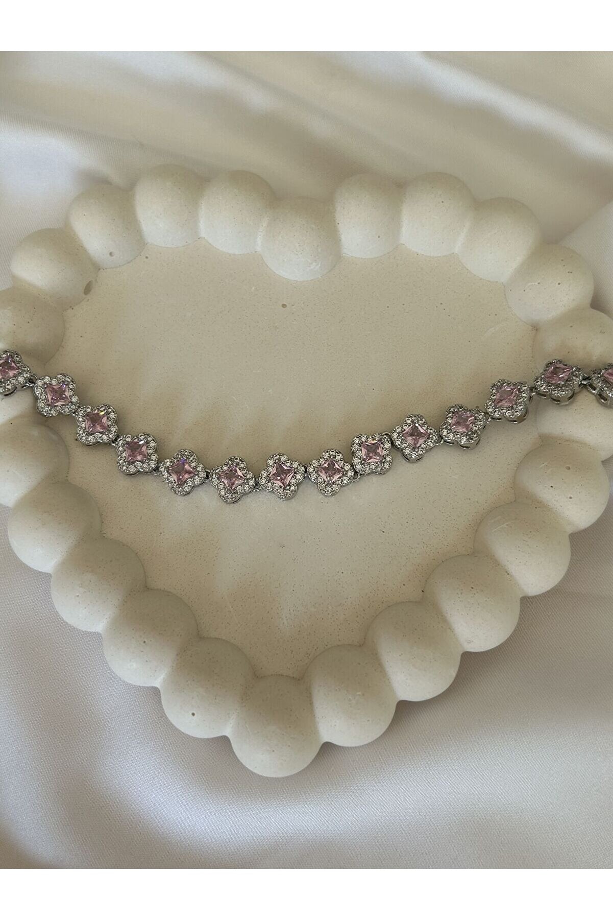 Ateli̇er Emi̇ne Vıp Pembe Yonca Bi̇lekli̇k