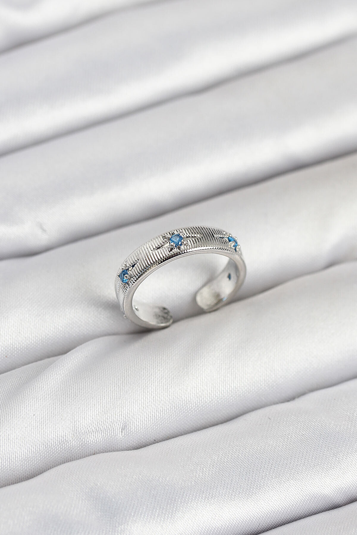 Toptan Bulurum Pirinç Gümüş Renk Mavi Zirkon Taşlı Kutup Yıldızı Model Kadın Yüzük