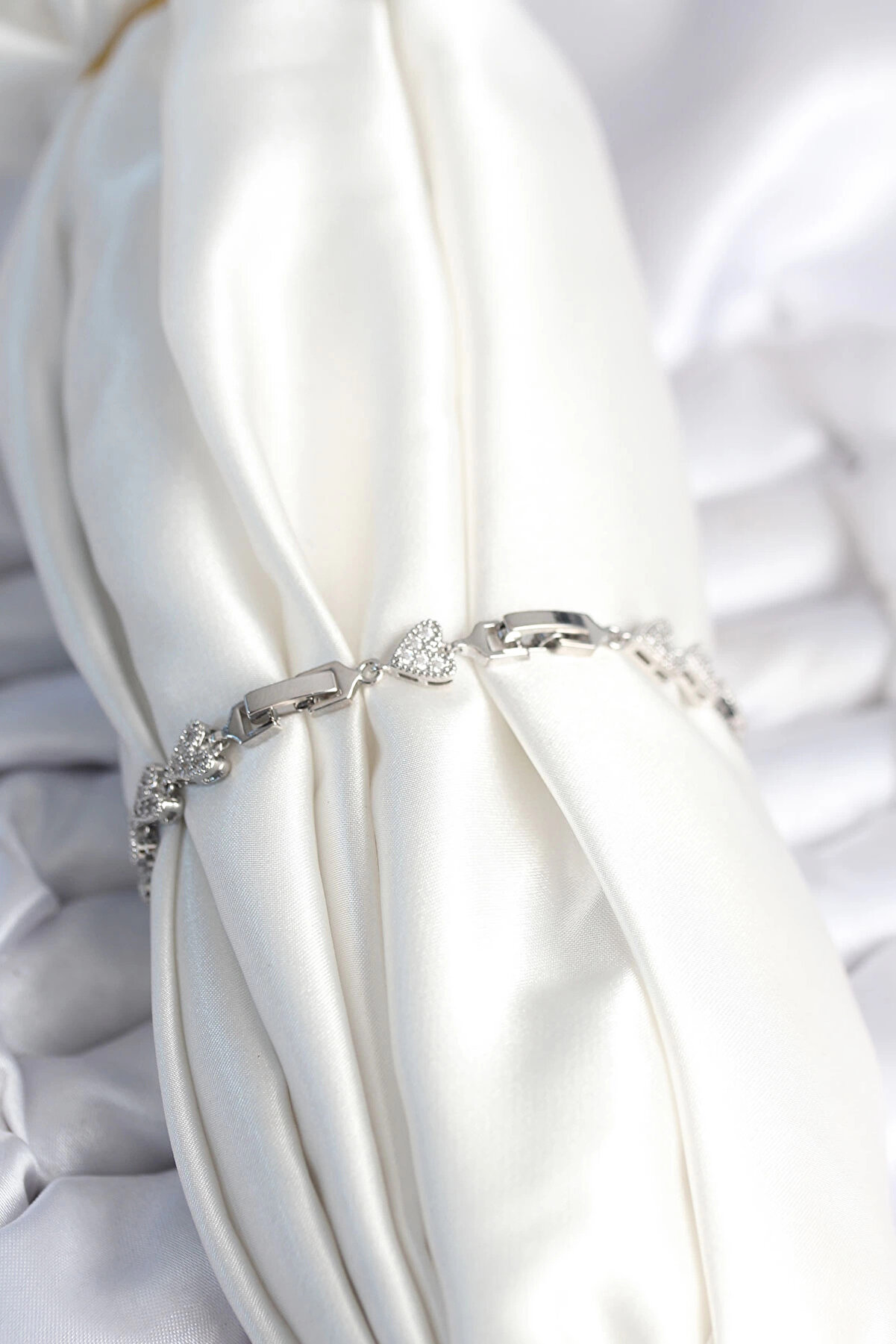 Cenk X Store Bfs Pi̇ri̇n&ccedil; G&uuml;m&uuml;ş Renk Kalp Model Kadın Bi̇lekli̇k