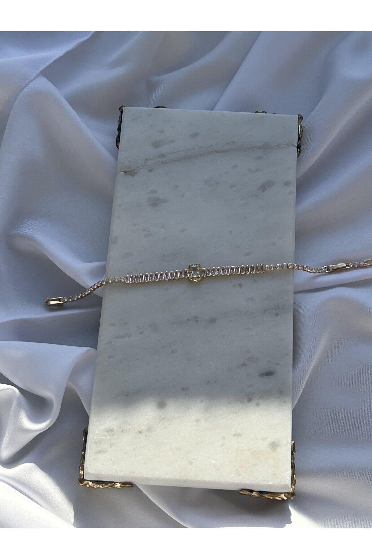 Ateli̇er Emi̇ne Di̇kdörtgen Taş Detaylı Gold Bi̇lekli̇k