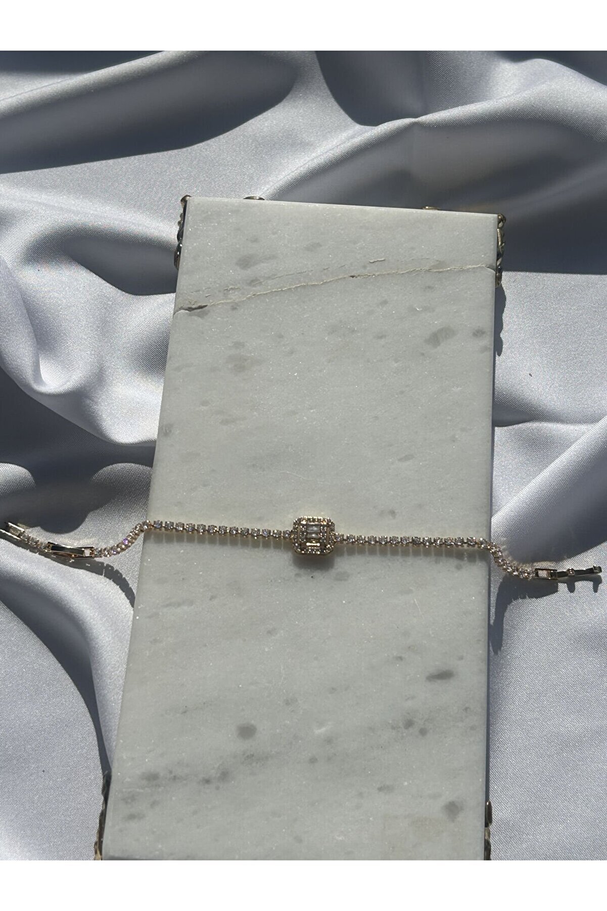 Ateli̇er Emi̇ne Baget Taş Detaylı Gold Bi̇lekli̇k