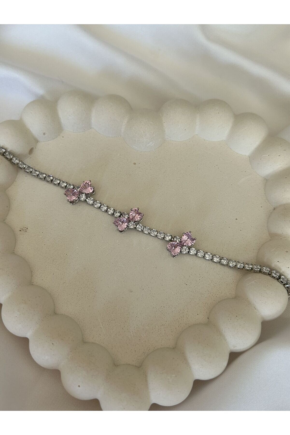 Ateli̇er Emi̇ne Pembe Kurdela Bi̇lekli̇k