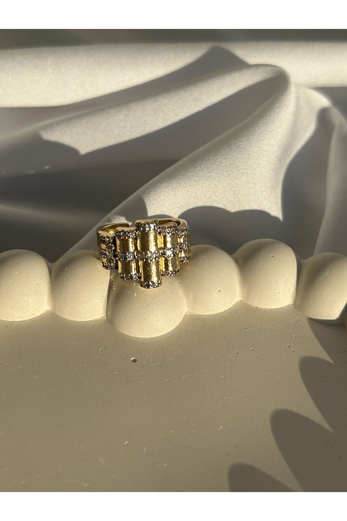 Ateli̇er Emi̇ne Gold Basamak Yüzük