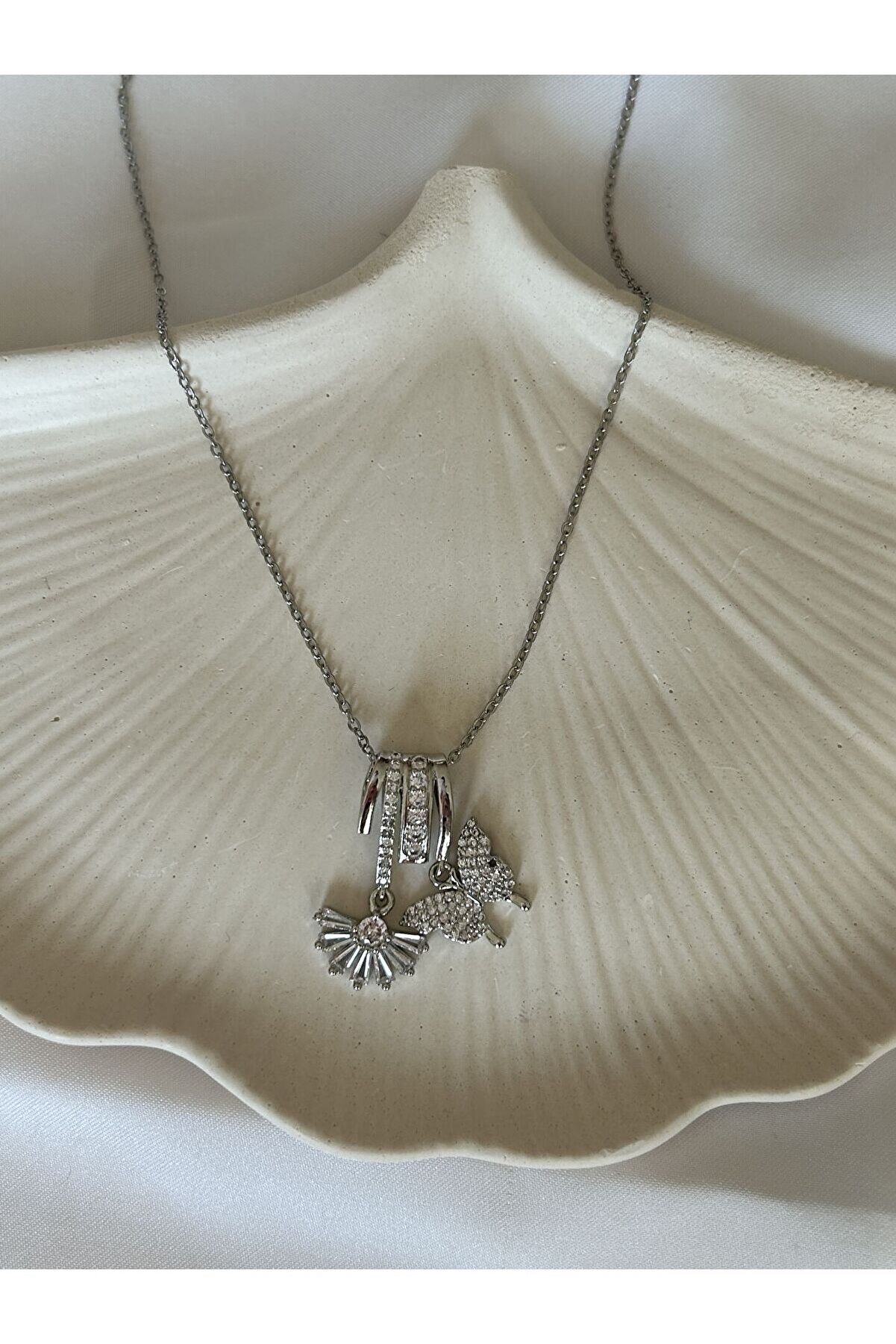 Ateli̇er Emi̇ne Si̇lver Charmlı Kolye