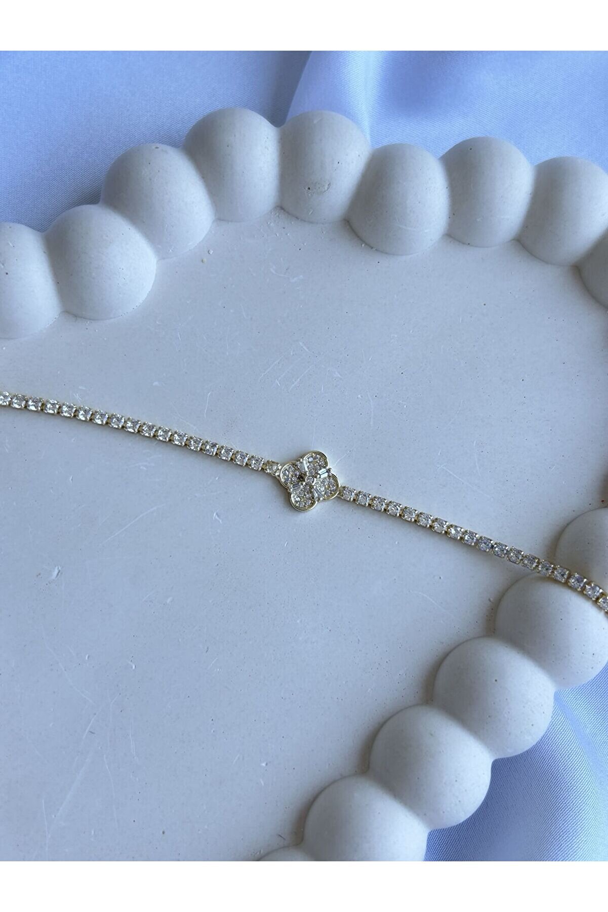 Ateli̇er Emi̇ne Zi̇rkon Yonca Detay Su Yolu Bi̇lekli̇k