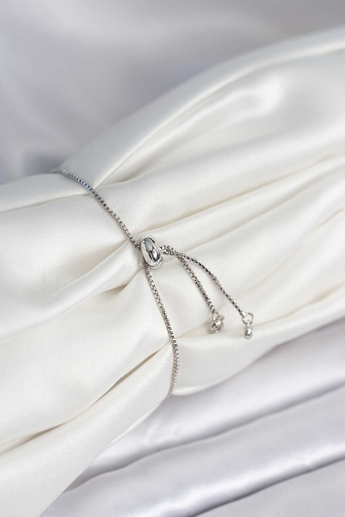 &Ccedil;i̇&ccedil;ek Model Asans&ouml;rl&uuml; G&uuml;m&uuml;ş Renk Kadın Bi̇lekli̇k