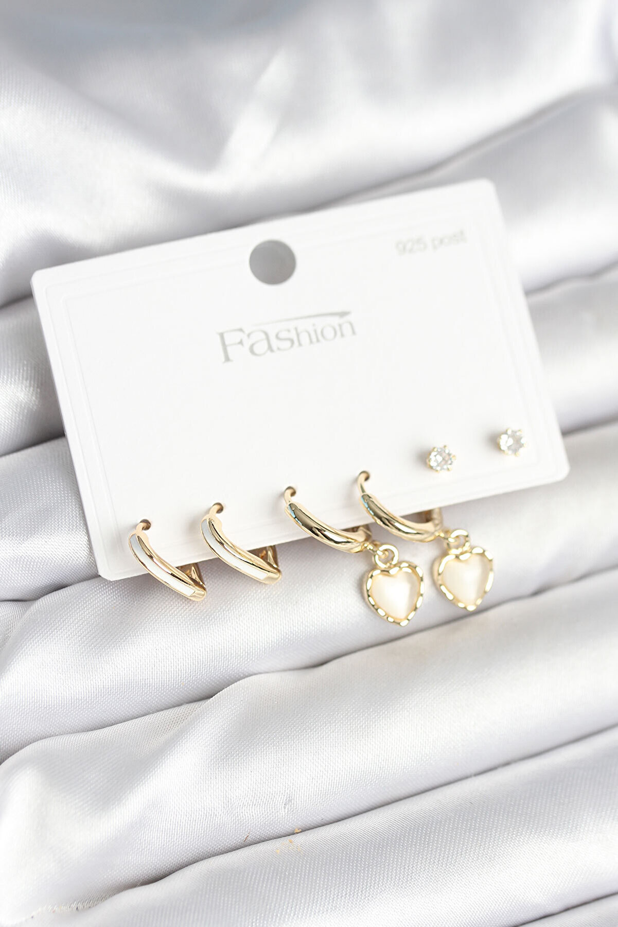 Toptan Bulurum Pirinç Gold Renk Kalp Detaylı 925 Ayar Gümüş Çivili Kadın Küpe Seti