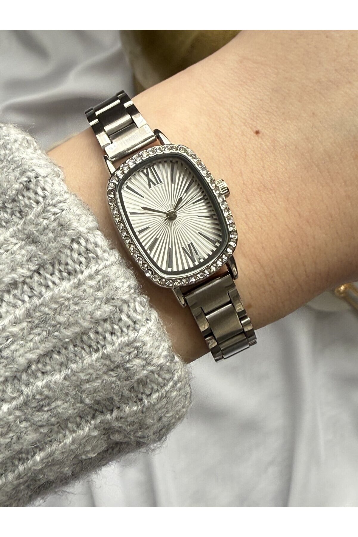 Ateli̇er Emi̇ne Çeli̇k Zi̇rkon Taş Detaylı Saat