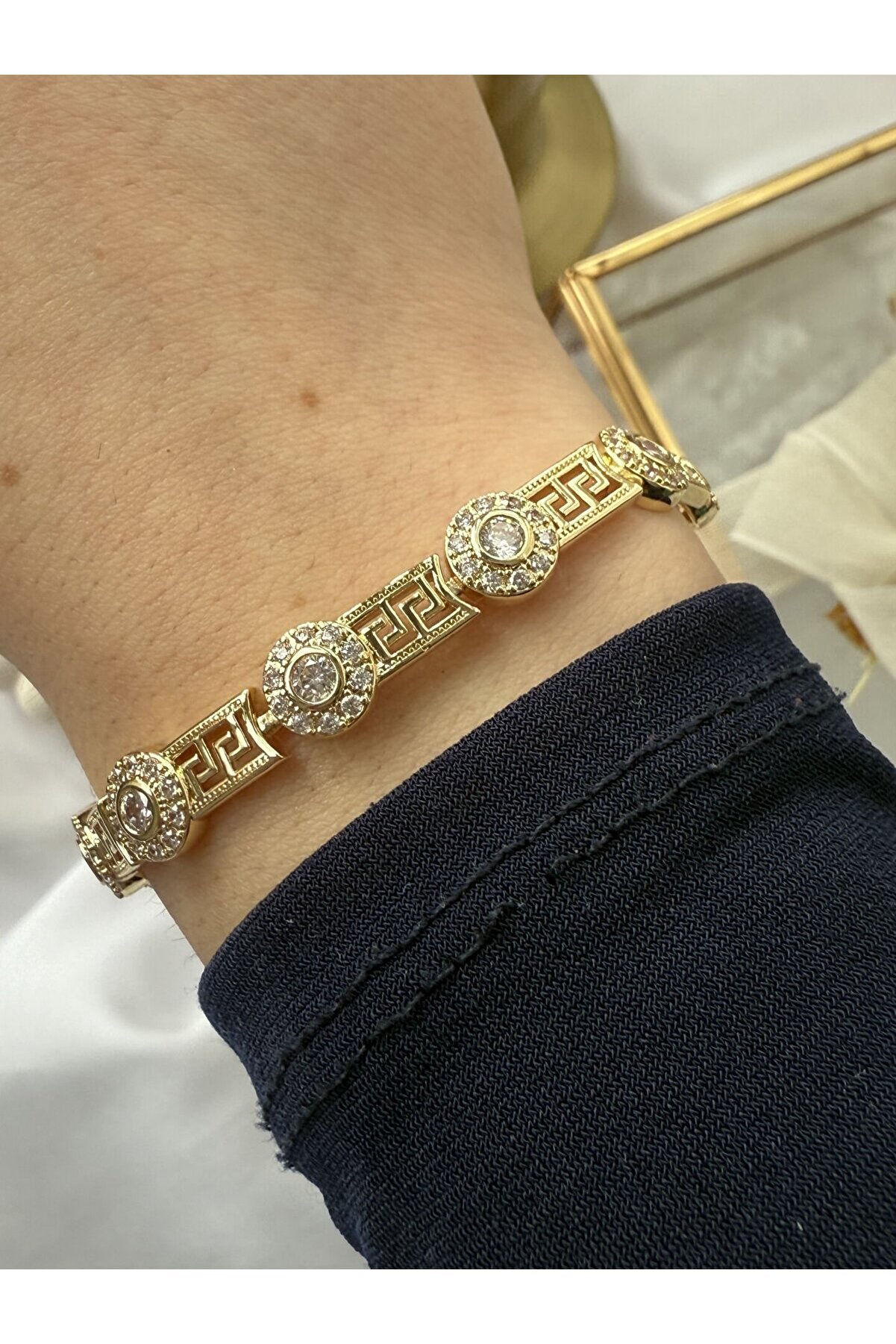 Ateli̇er Emi̇ne Otanti̇k Desenli̇ Bi̇lekli̇k