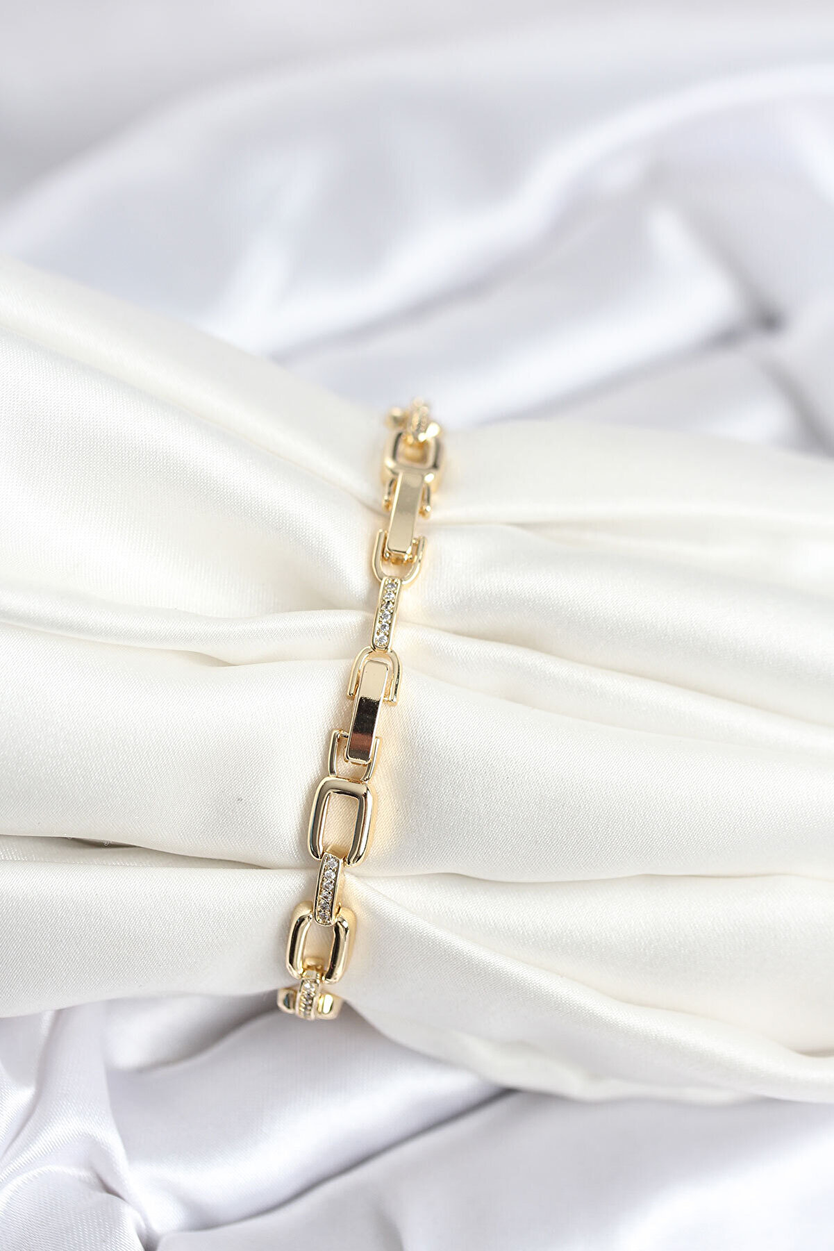 Pi̇ri̇nç Gold Renk Kare Zi̇nci̇r Model Zi̇rkon Taşlı Kadın Bi̇lekli̇k