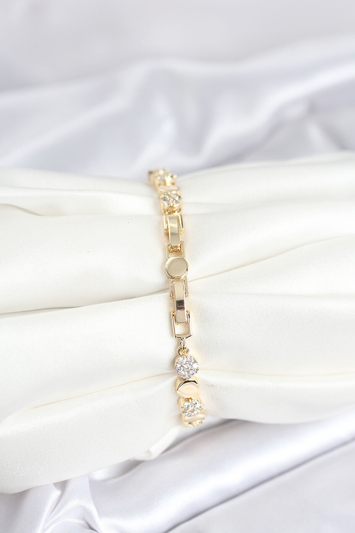 Pi̇ri̇nç Gold Renk Nokta Model Zi̇rkon Taşlı Kadın Bi̇lekli̇k