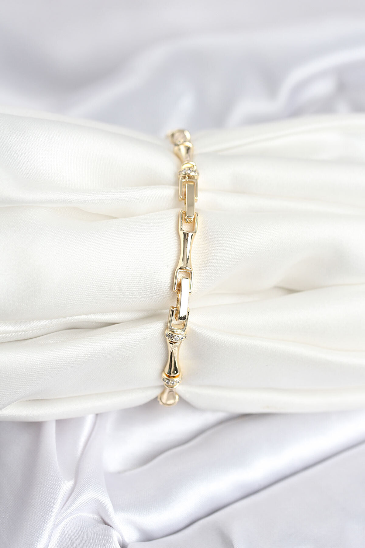 Pi̇ri̇nç Gold Renk Kemi̇k Model Zi̇rkon Taşlı Kadın Bi̇lekli̇k