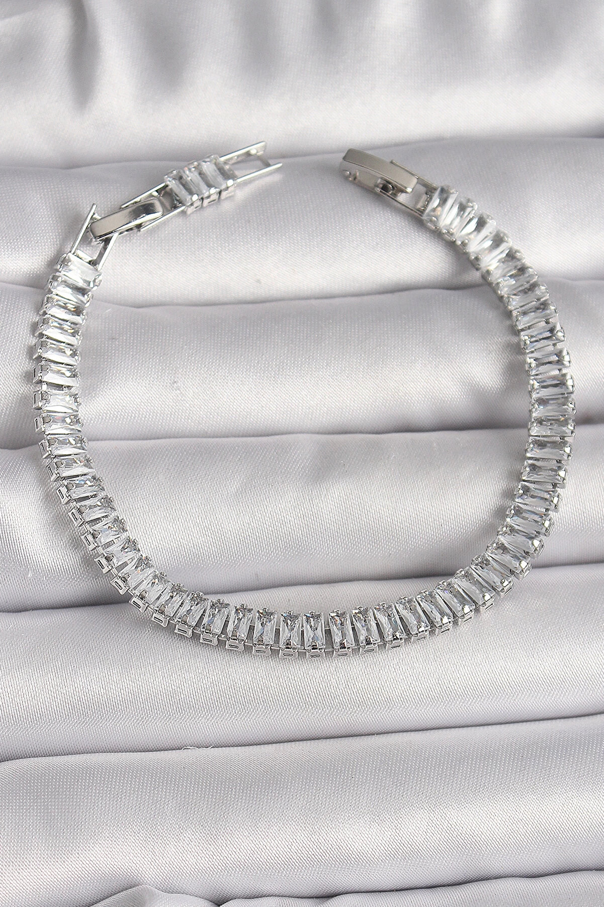 OK AKSESUAR Pirinç Gümüş Renk Zirkon Taşlı Su Yolu Model Kadın Bileklik