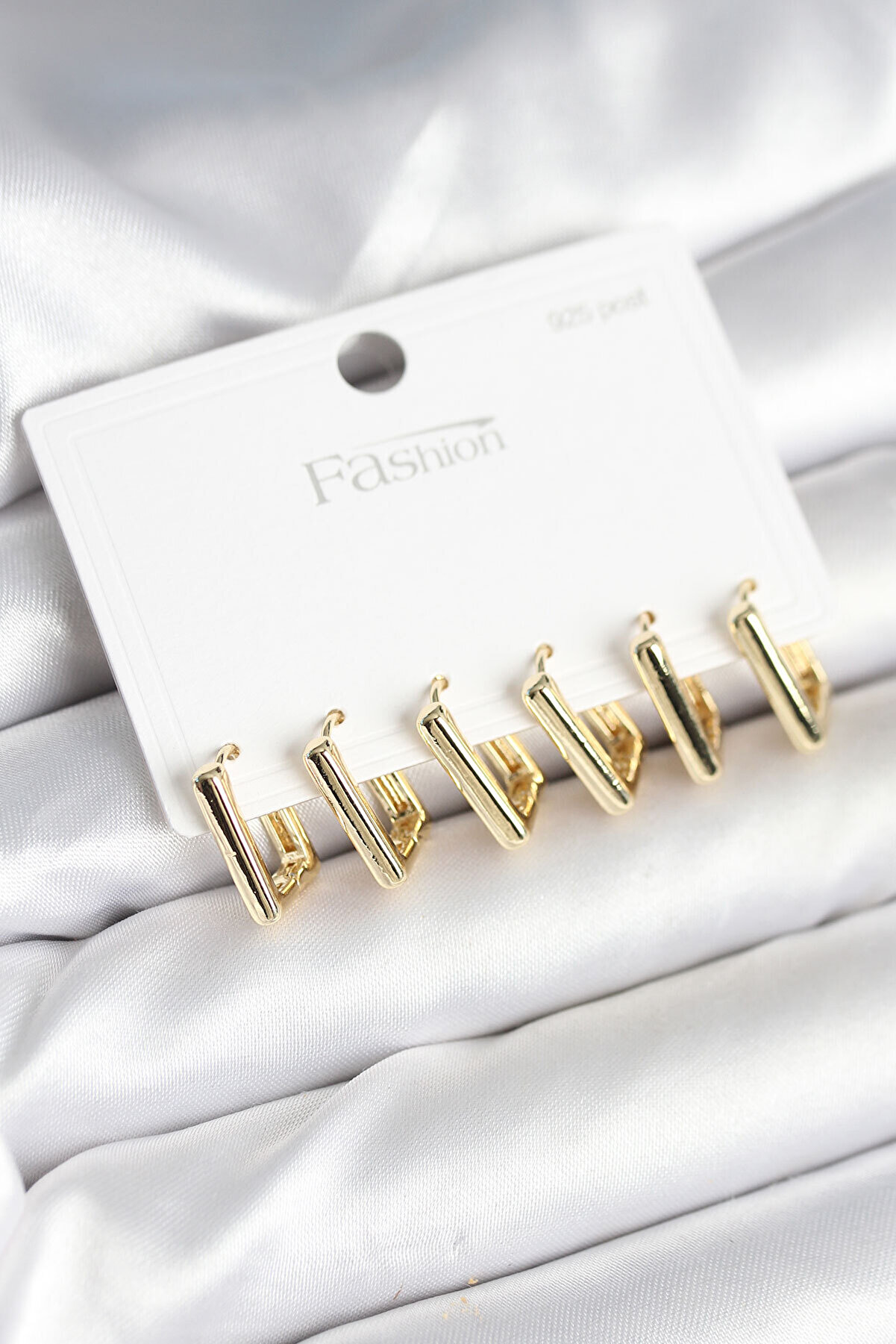 Toptan Bulurum Gold Renk Kare Model Pirinç 925 Ayar Gümüş Çivili Kadın Küpe Seti