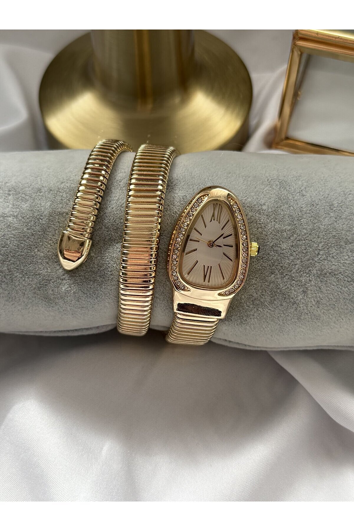 Ateli̇er Emi̇ne Gold Taşlı Yılan Model Saat