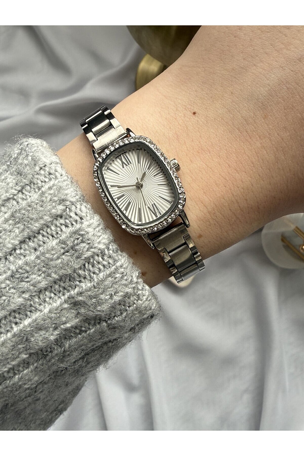 Ateli̇er Emi̇ne Çeli̇k Zi̇rkon Taş Detaylı Saat