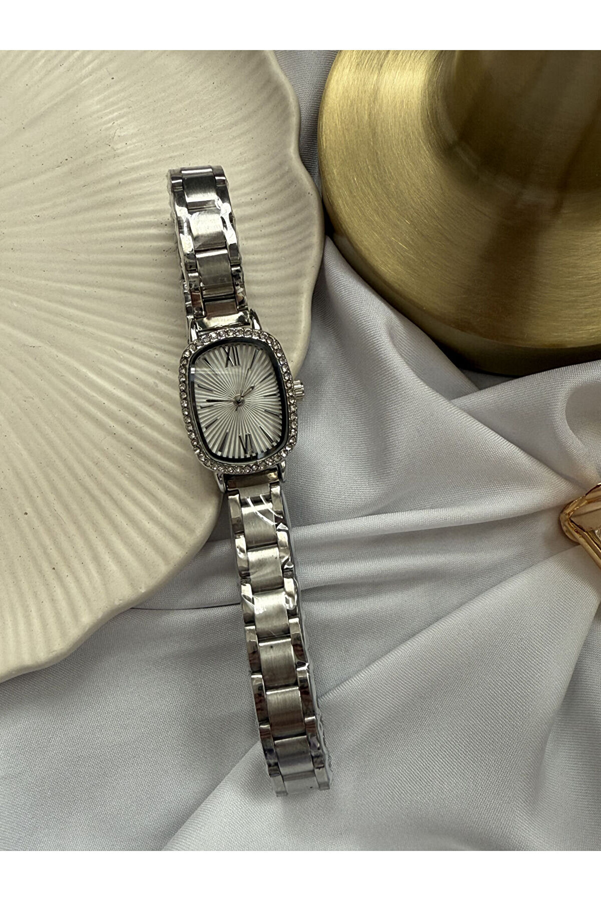 Ateli̇er Emi̇ne Çeli̇k Zi̇rkon Taş Detaylı Saat