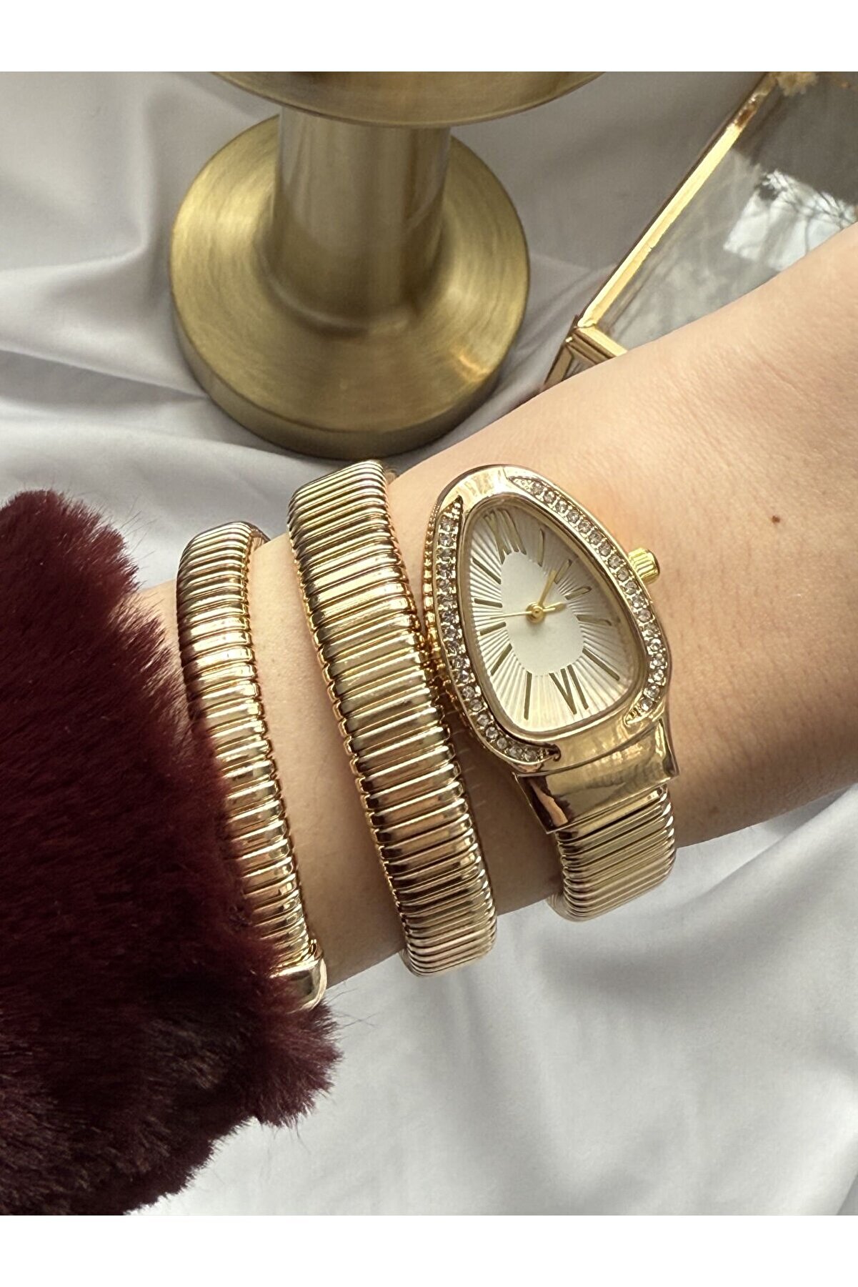 Ateli̇er Emi̇ne Gold Taşlı Yılan Model Saat