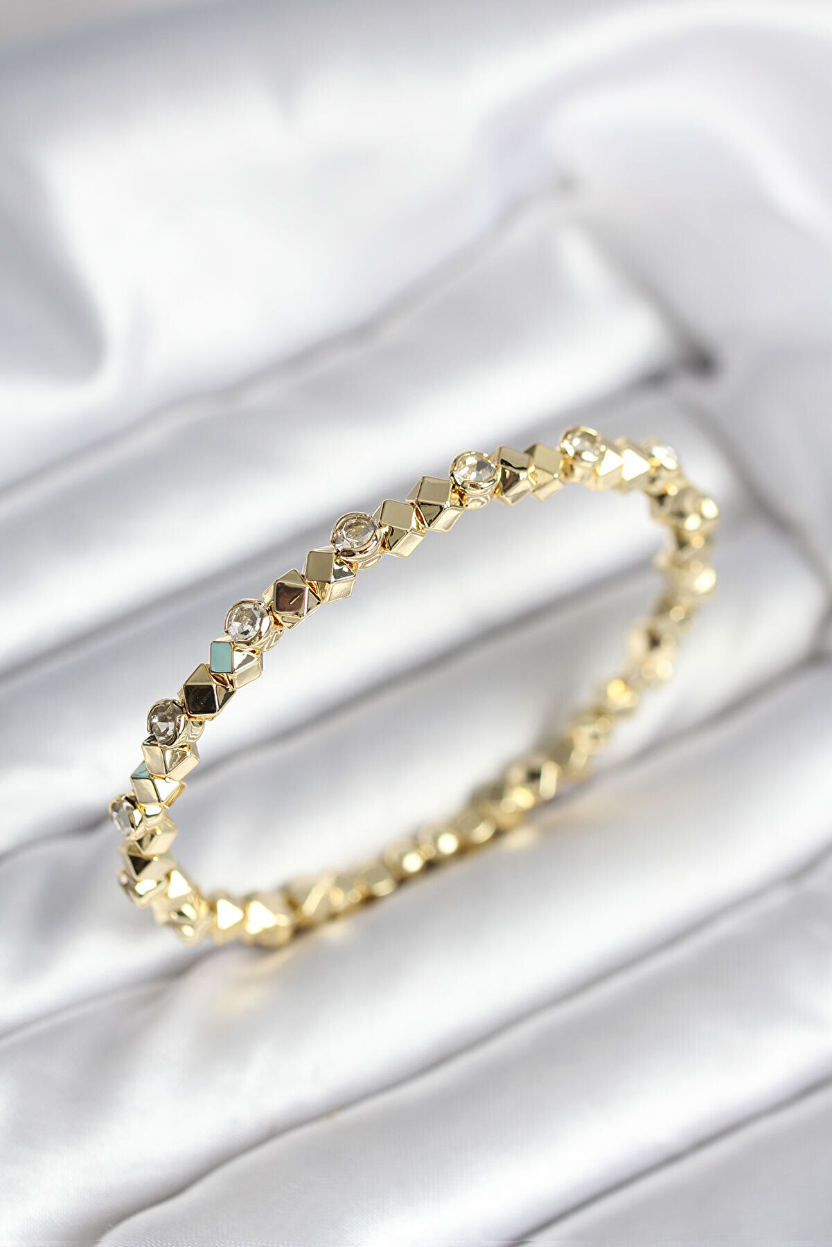 Toptan Bulurum Zirkon Taşlı Küp Şerit Model Pirinç Gold Renk Kadın Bileklik