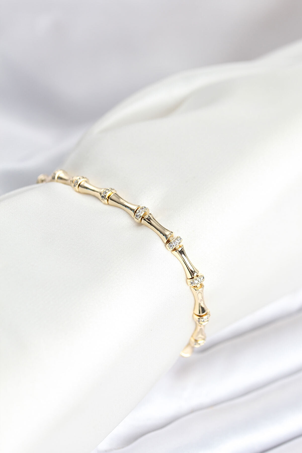 Toptan Bulurum Pirinç Gold Renk Kemik Model Zirkon Taşlı Kadın Bileklik