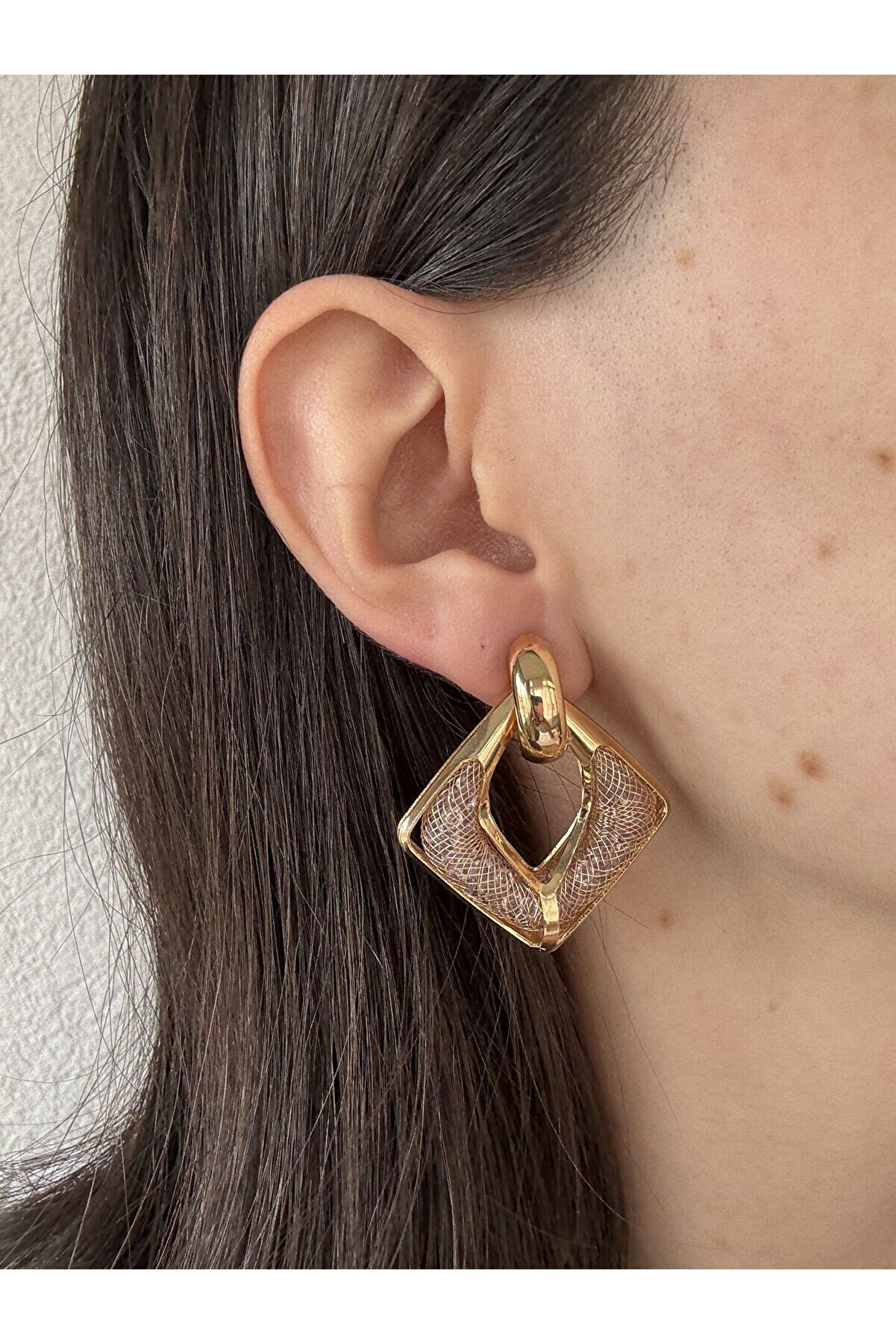 Ateli̇er Emi̇ne Işıltı Detaylı Gold Küpe