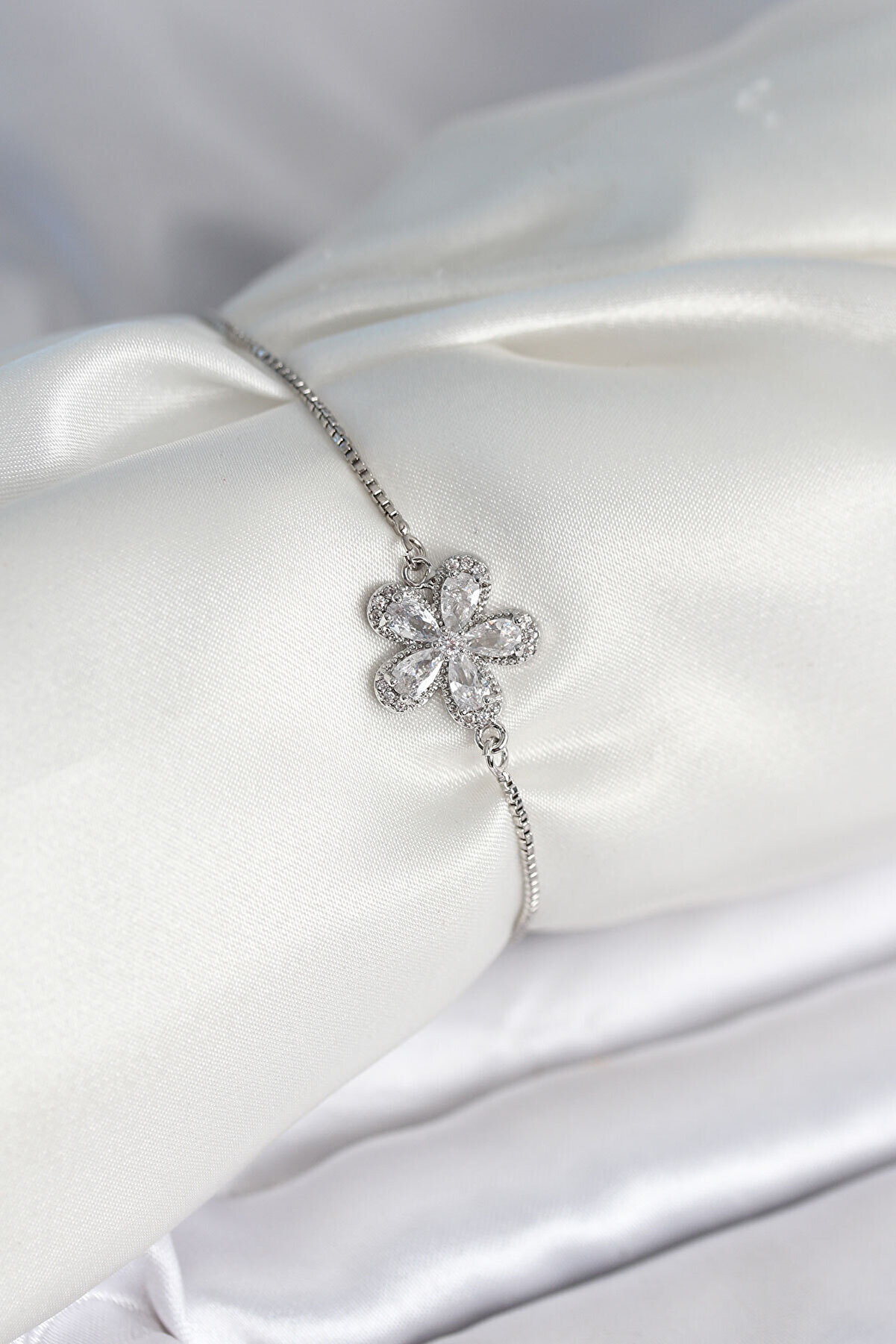 Toptan Bulurum Çiçek Model Asansörlü Gümüş Renk Kadın Bileklik