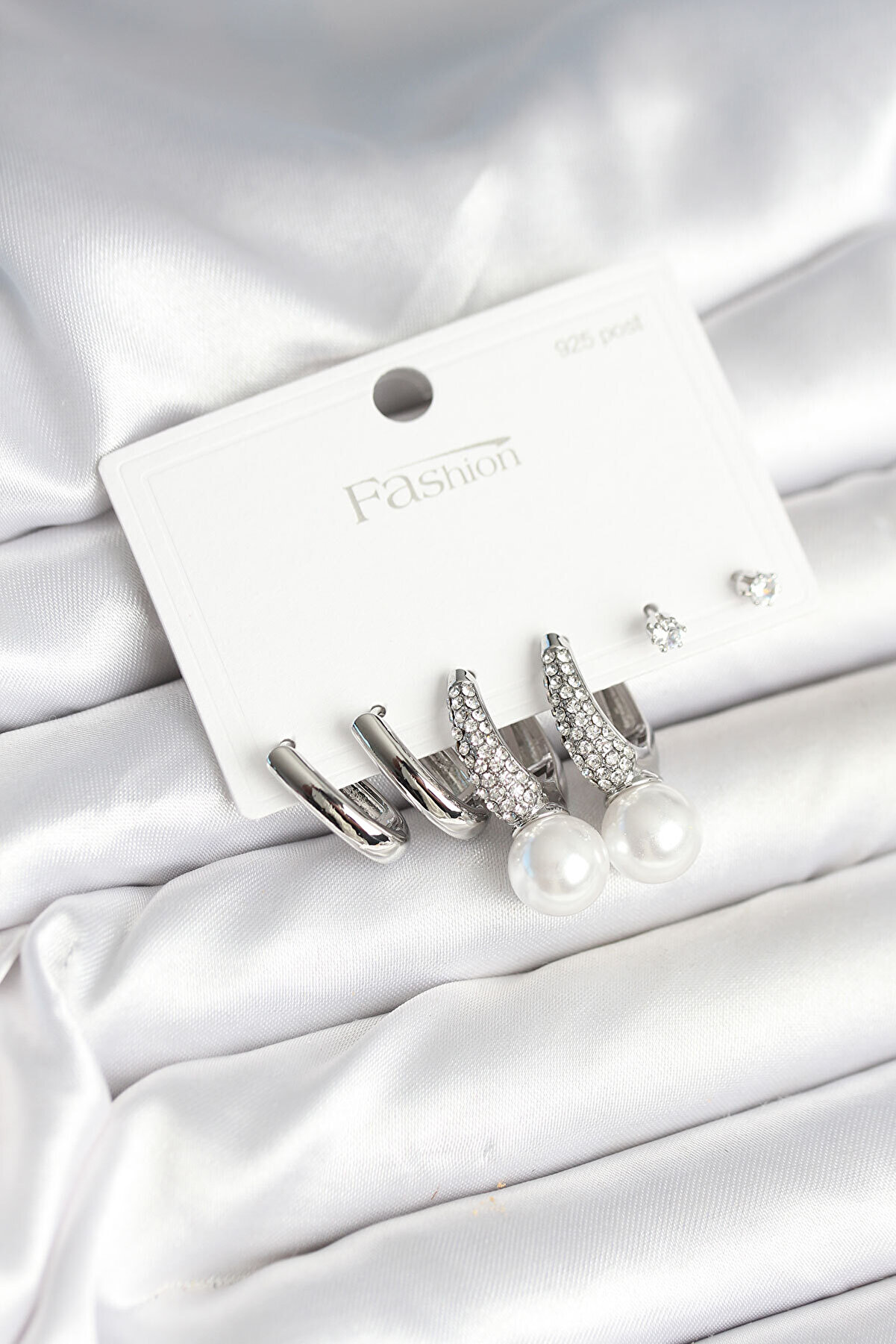 Toptan Bulurum Pirinç Gümüş Renk İncili 925 Ayar Gümüş Çivi Kadın Küpe Seti