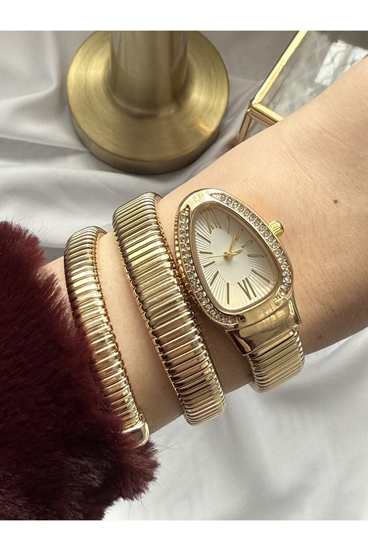 Ateli̇er Emi̇ne Gold Taşlı Yılan Model Saat