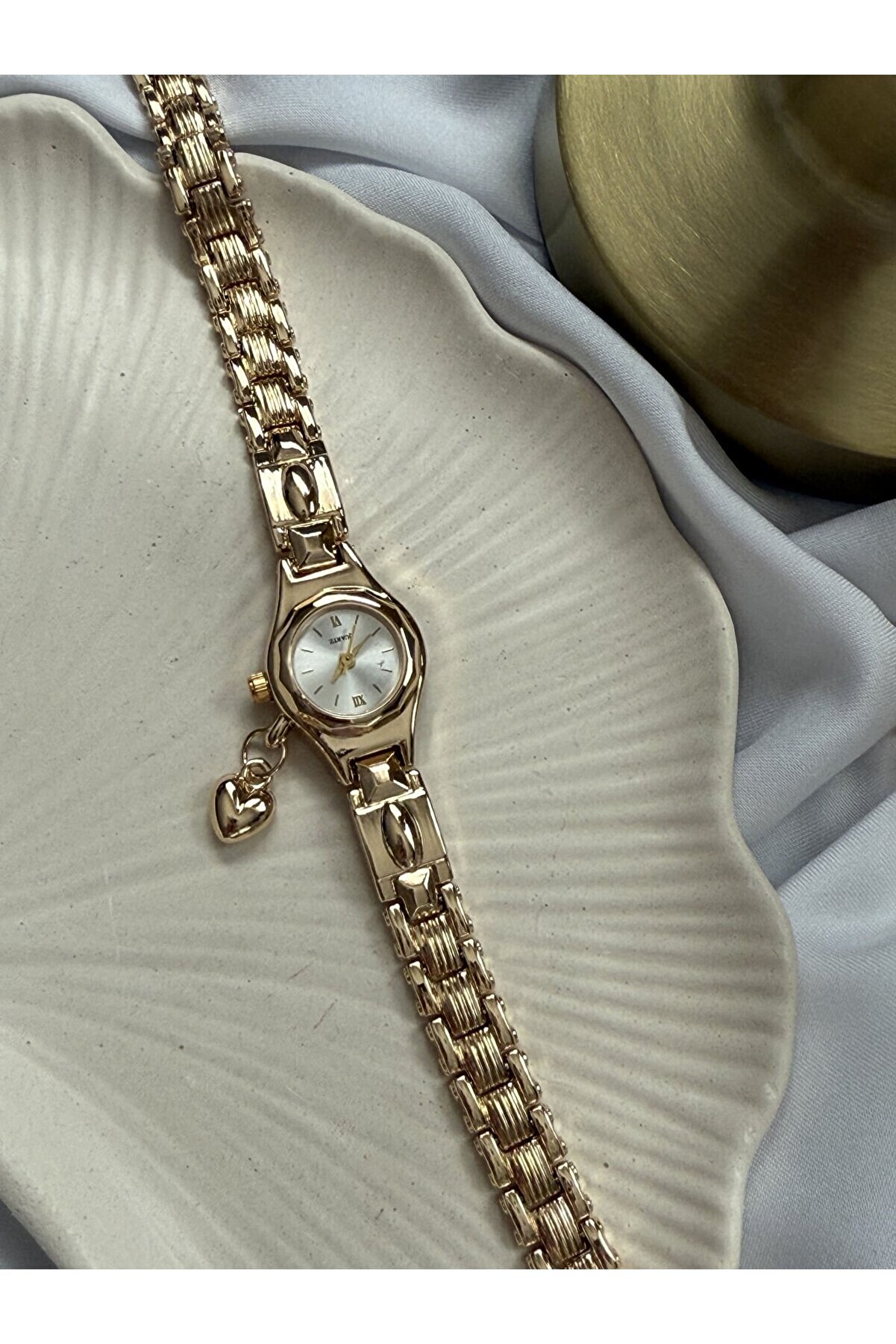 Ateli̇er Emi̇ne Gold Kalp Charmlı Saat