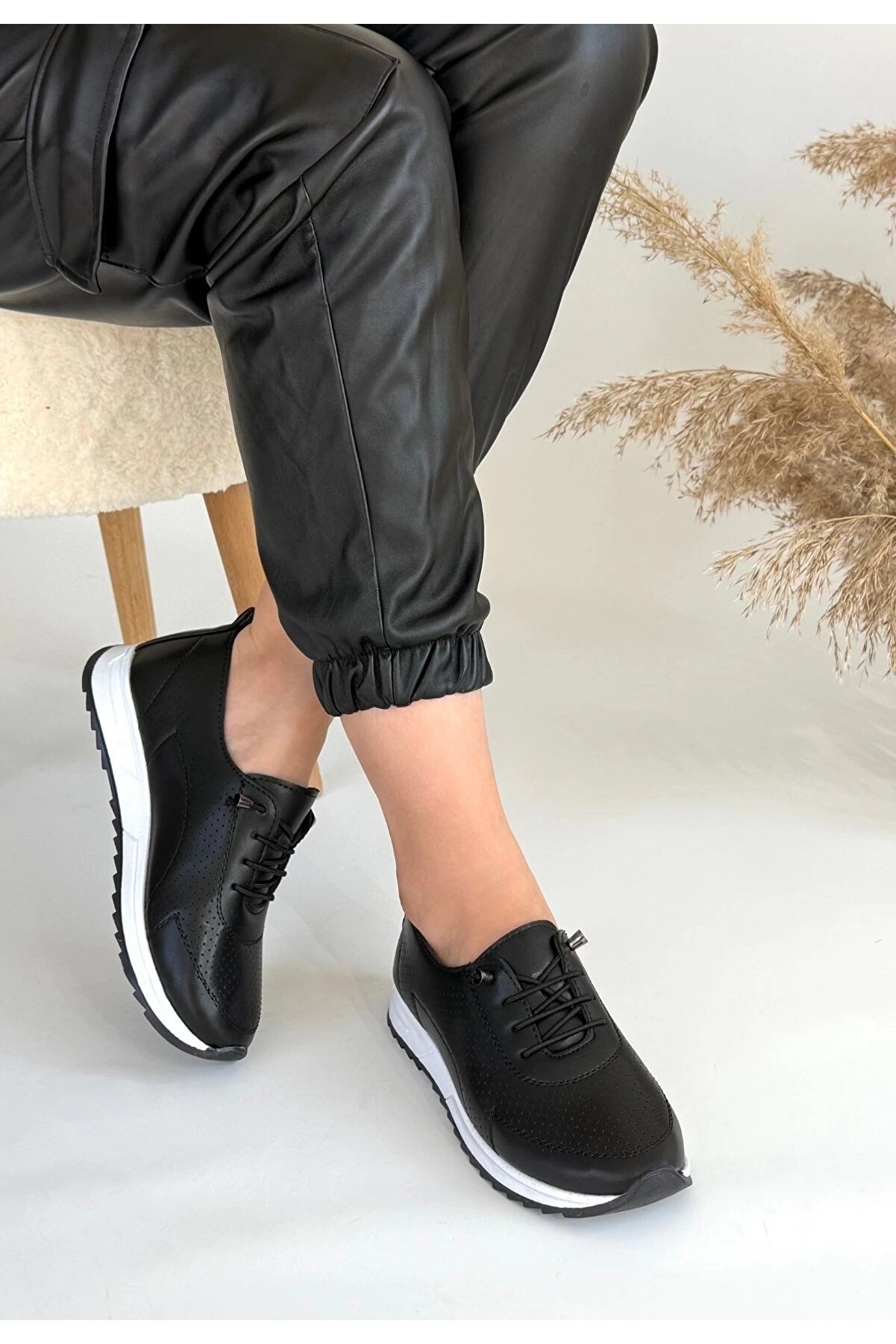 Buti̇k Tone Si̇yah Ci̇lt Bağcıklı Spor Ayakkabı
